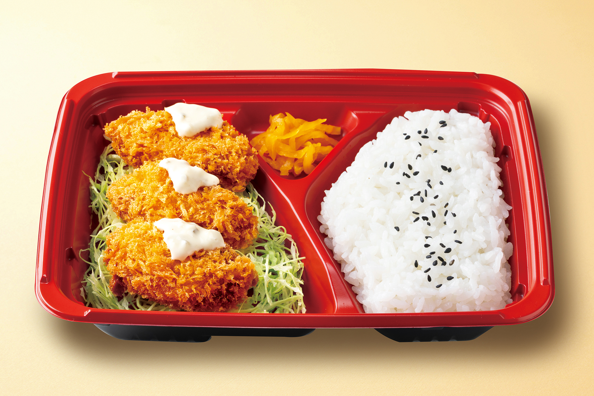 サクッ＆ジューシーなカキフライを味わえる、価格を抑えた弁当