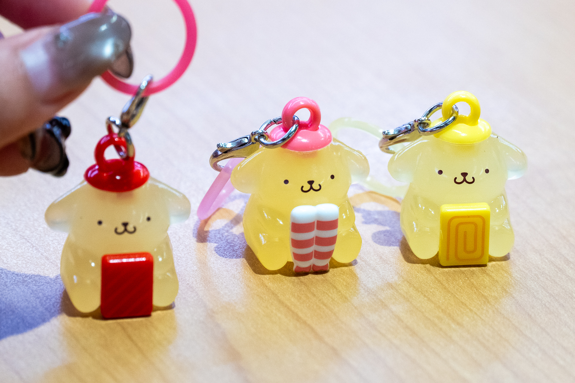 「ポムポムプリン コラボミニチャーム付き つくローセット」に付くコラボミニチャーム（全3種）