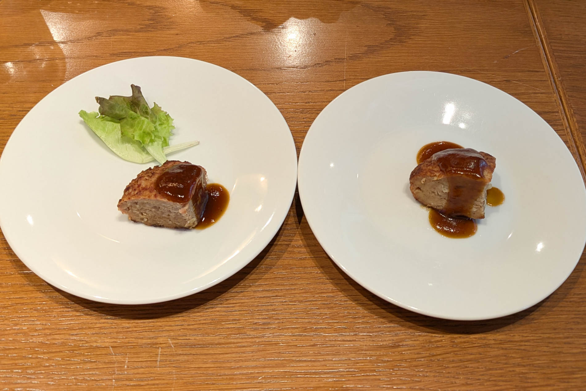 従来品（右）とリニューアル品（左）を食べ比べ