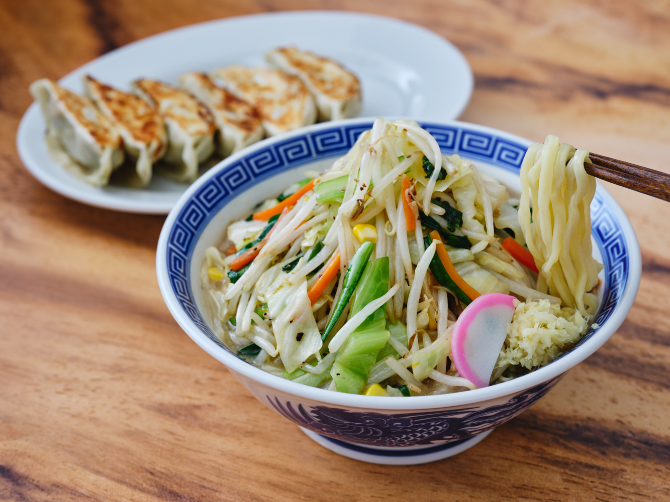 人気メニューのタンギョウ（タンメンとギョウザセット）とタンカラ（タンメンとカラアゲセット）