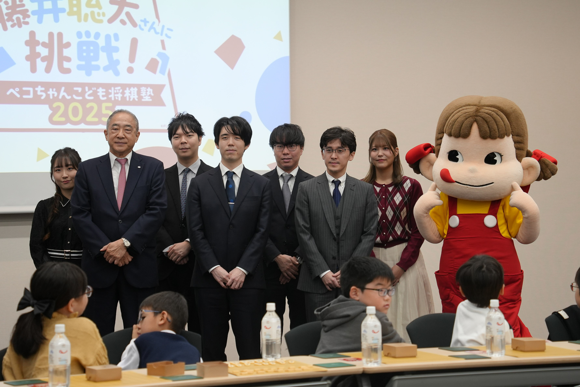過去に開催した「ペコちゃんこども将棋塾」の様子