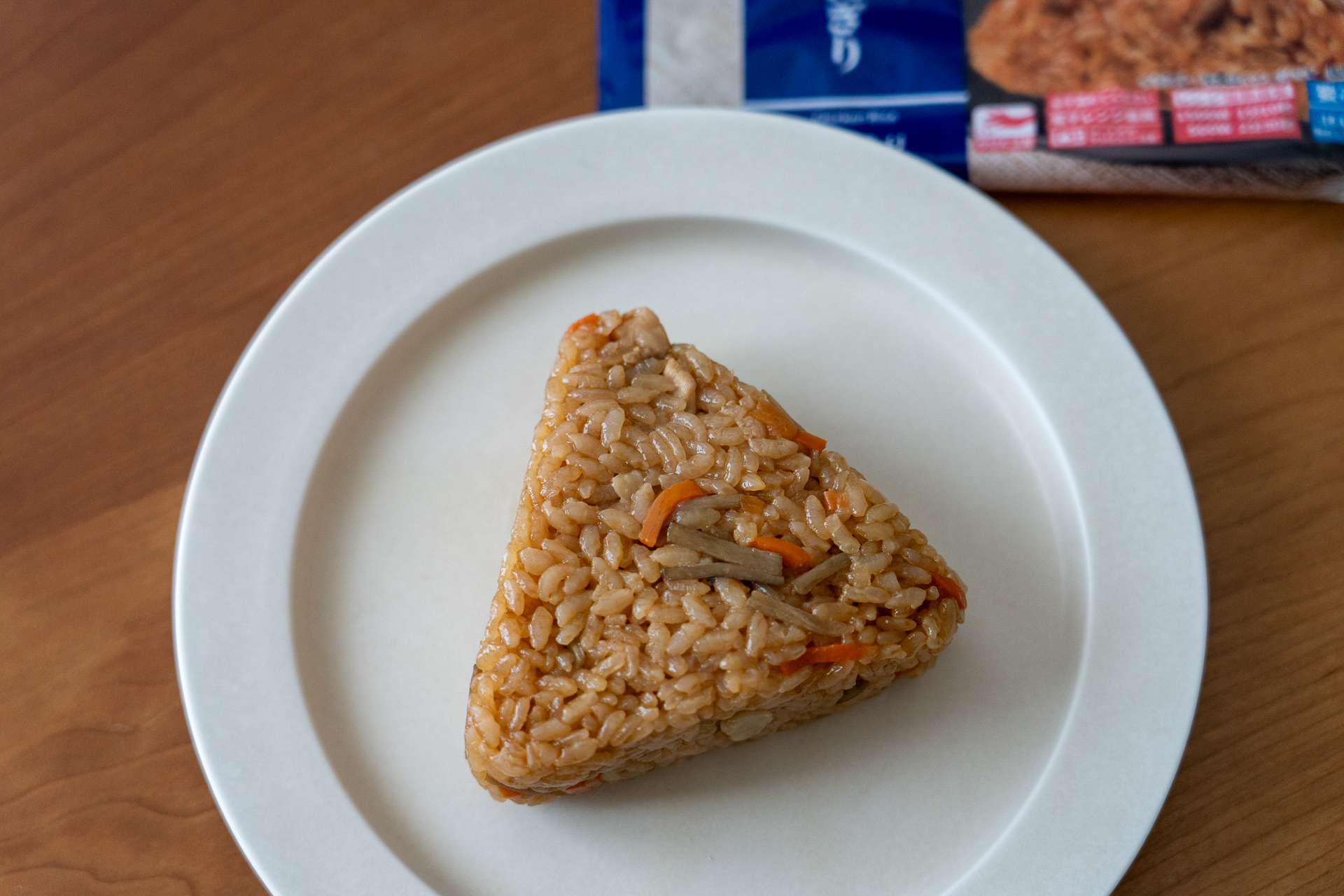 鶏めしは、コンビニで何にしようか迷ったときに、ついつい手を伸ばしてしまう安定のおいしさ
