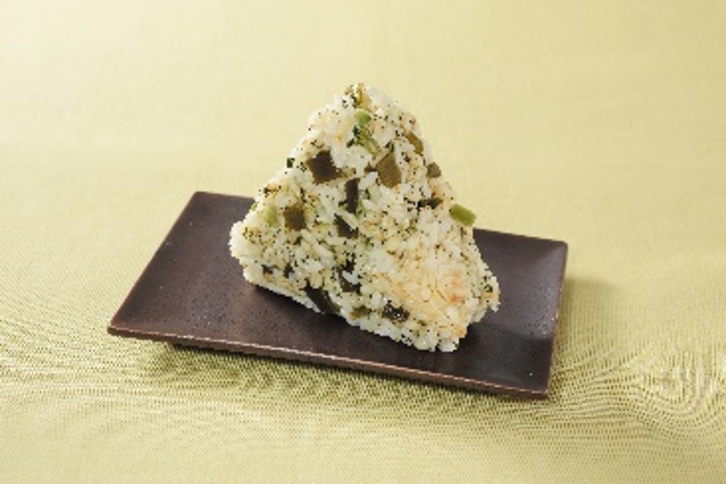 大きなおにぎり 青しそと茎わかめ（もち麦入り）