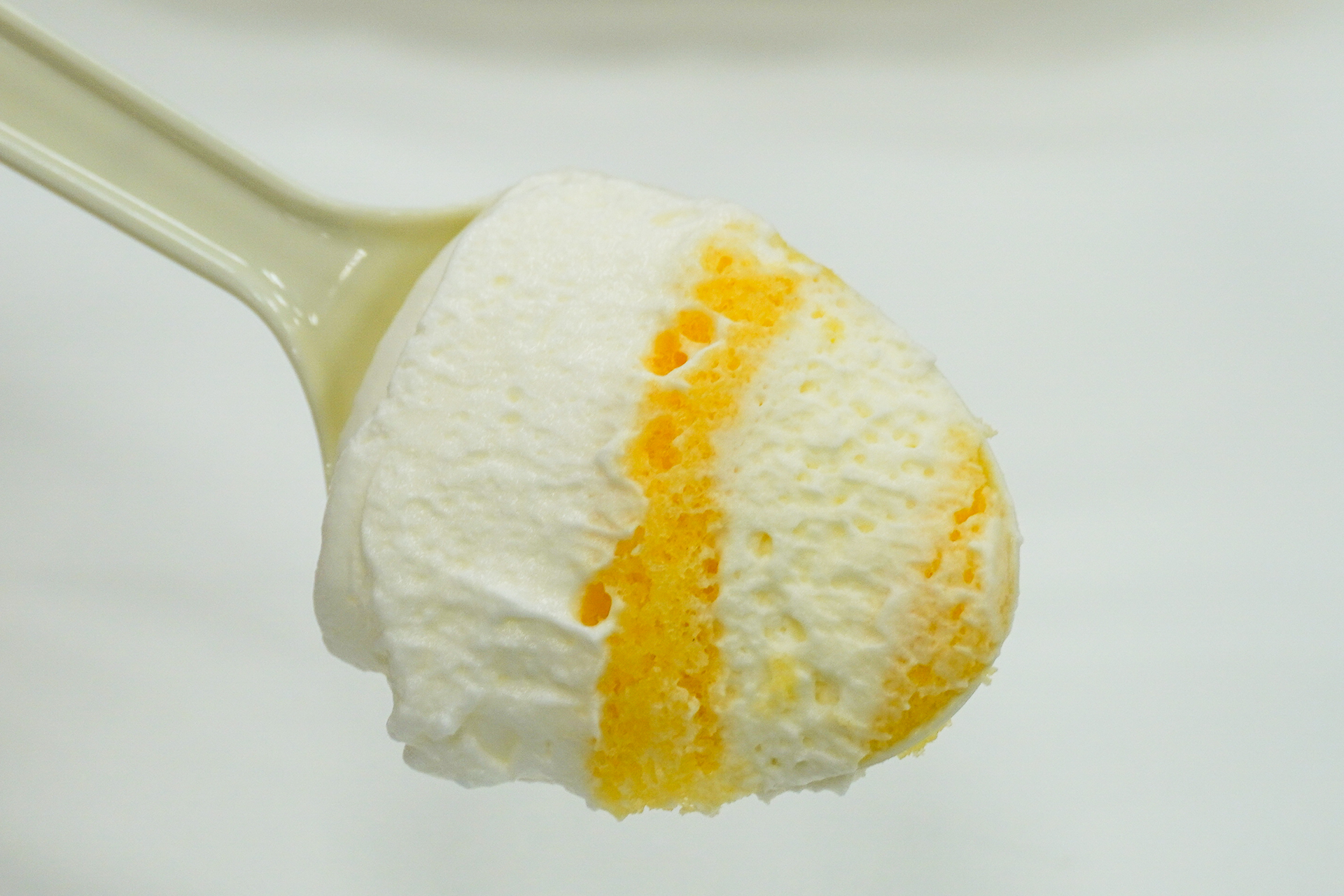 「ほぼクリームのケーキ」をすくったところ
