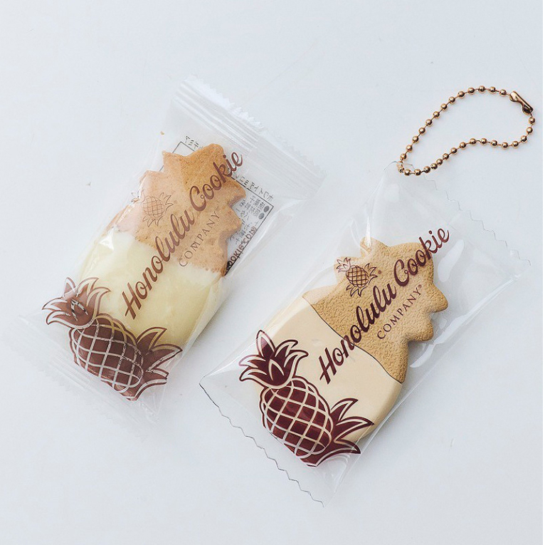 本物そっくりのクッキーチャーム（ホワイト・チョコレート・ディップ・マカダミア）