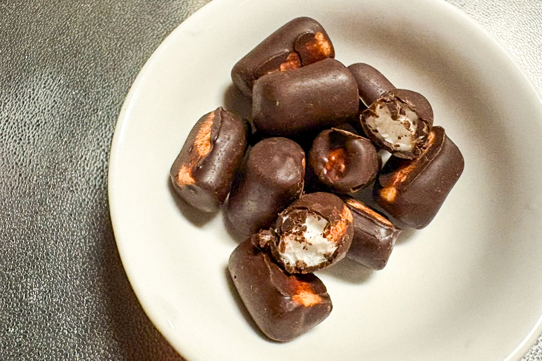 パリッとしたチョコの中にふわふわのマシュマロ