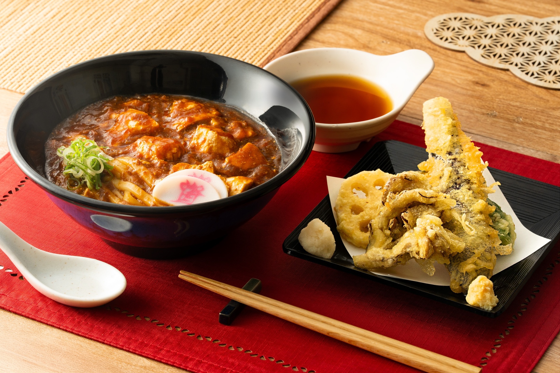 「麻婆ぶっかけうどんと野菜天ぷら盛り」の天ぷらはうどんにのせるのがおすすめ