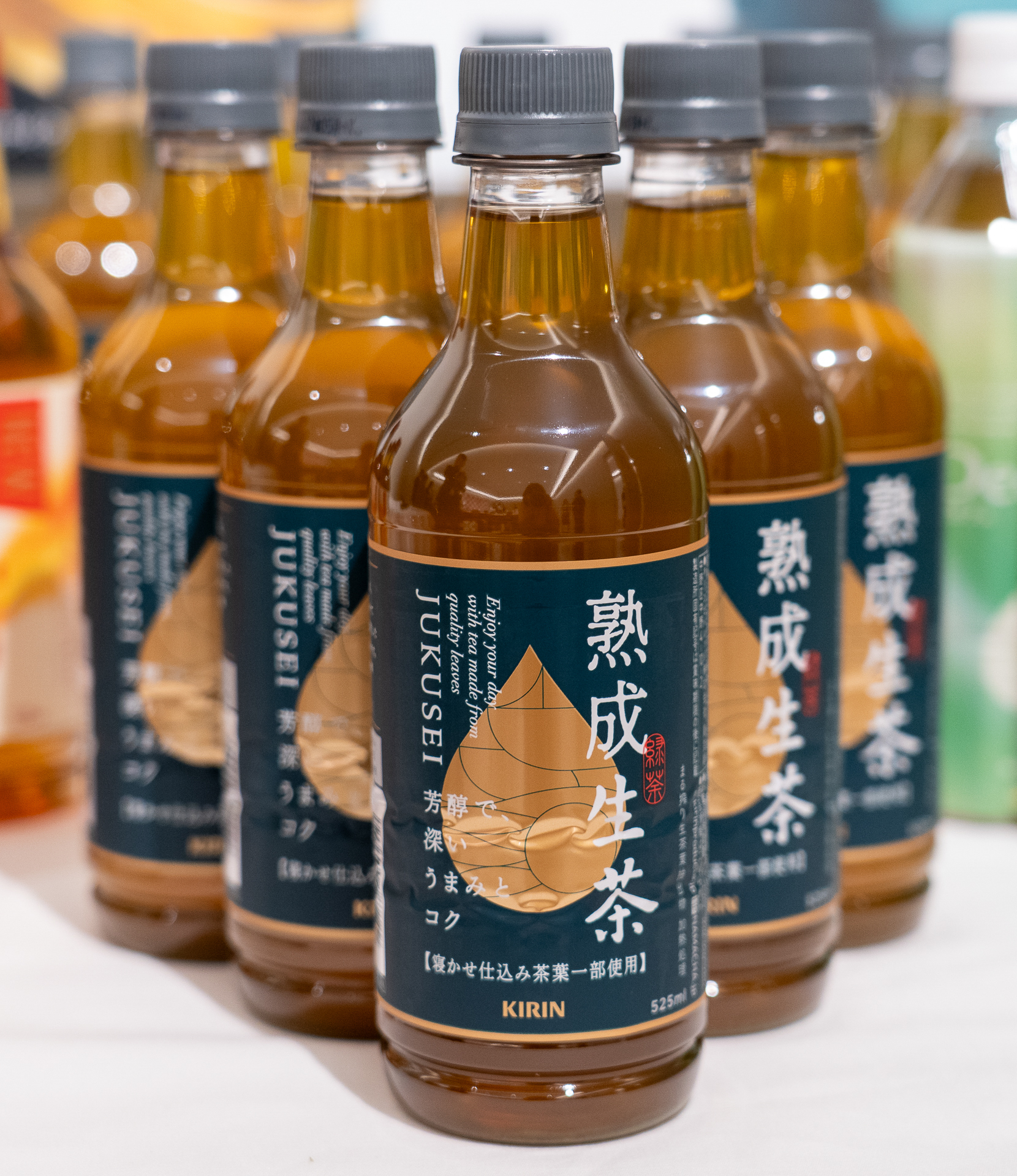 パッケージ中央にあしらわれた「金色の雫」と、周囲に配された「熟成生茶」「JUKUSEI」の洗練されたレイアウト