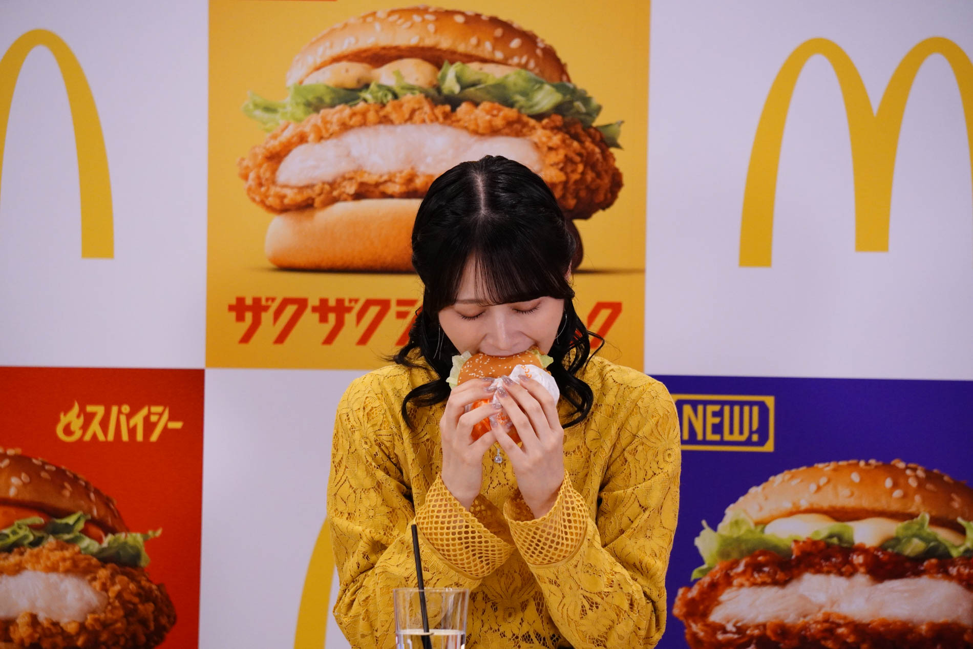 佐々木さんは「ザクザクジューシーマック」を試食