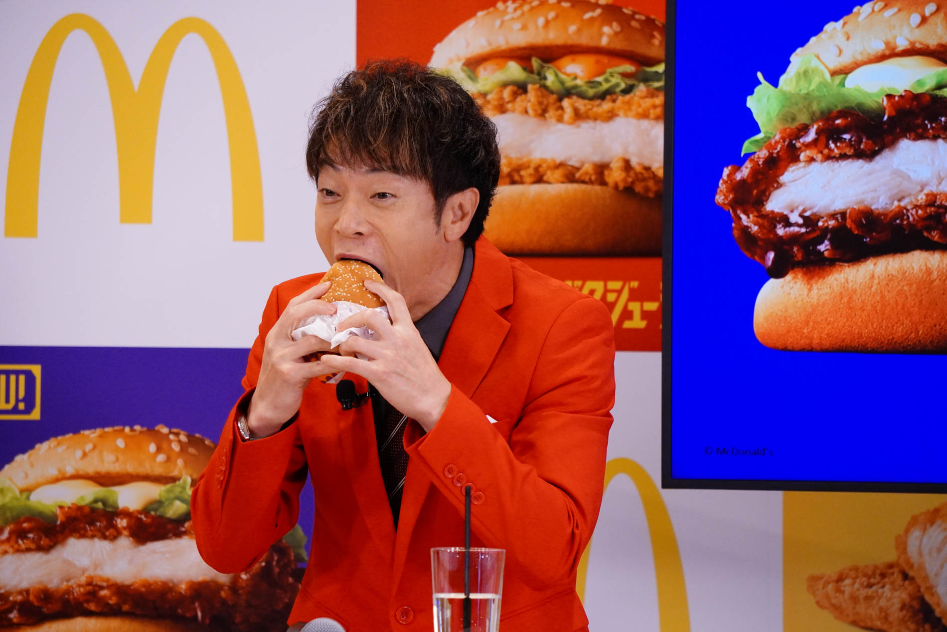 陣内さんは「てりやきチキンジューシーマック」を実食