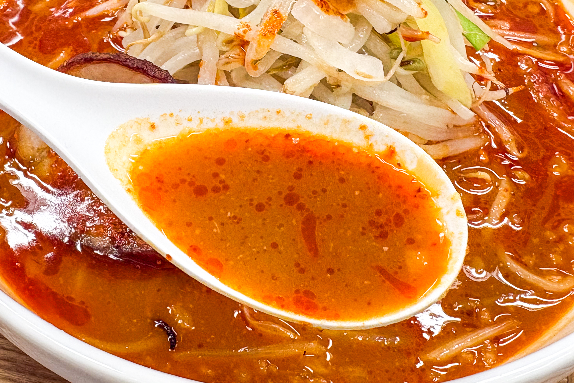 熟成豆板醤と背脂、ニンニクを利かせた辛味噌スープ
