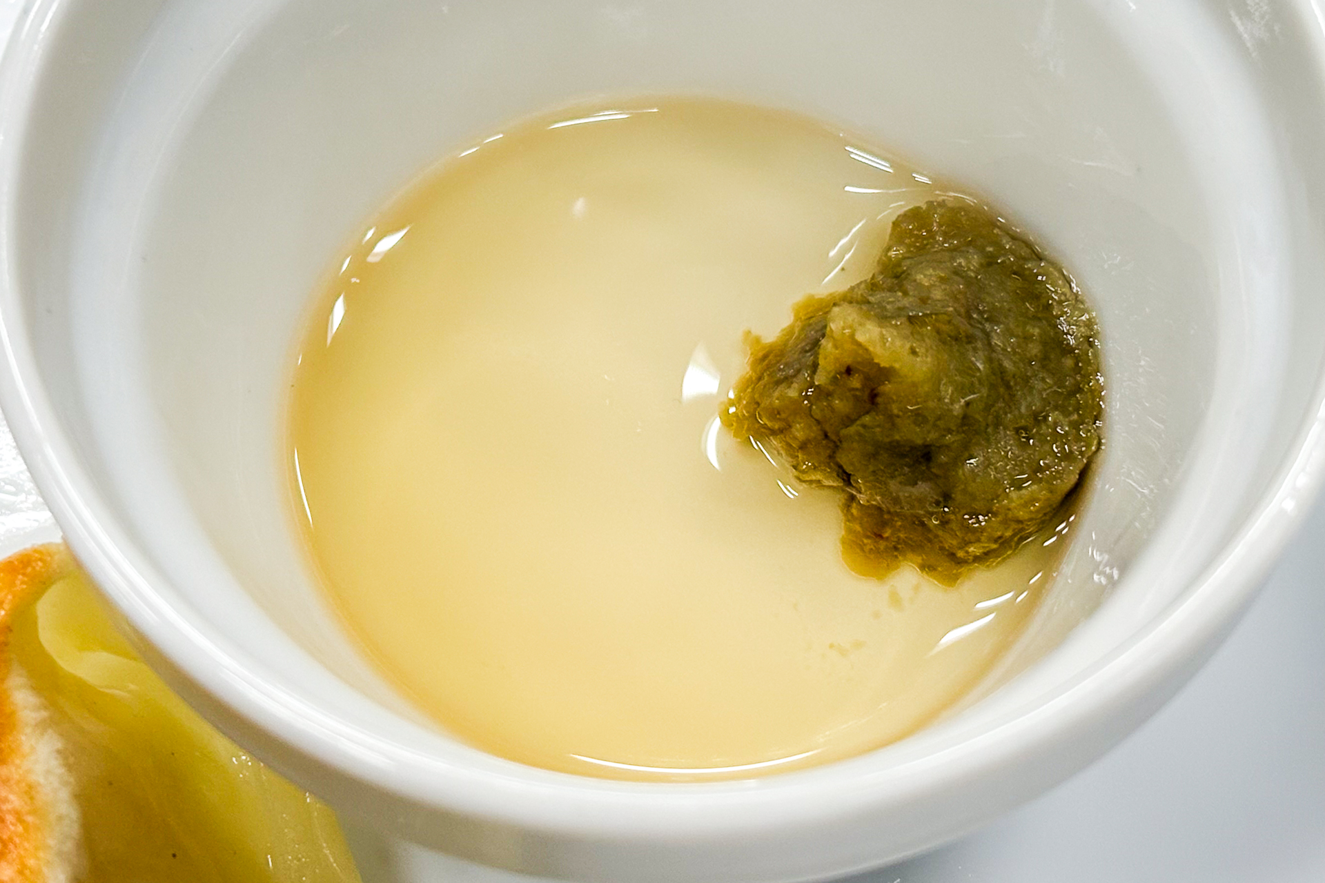 胡麻油に柚子胡椒を合わせて味わう