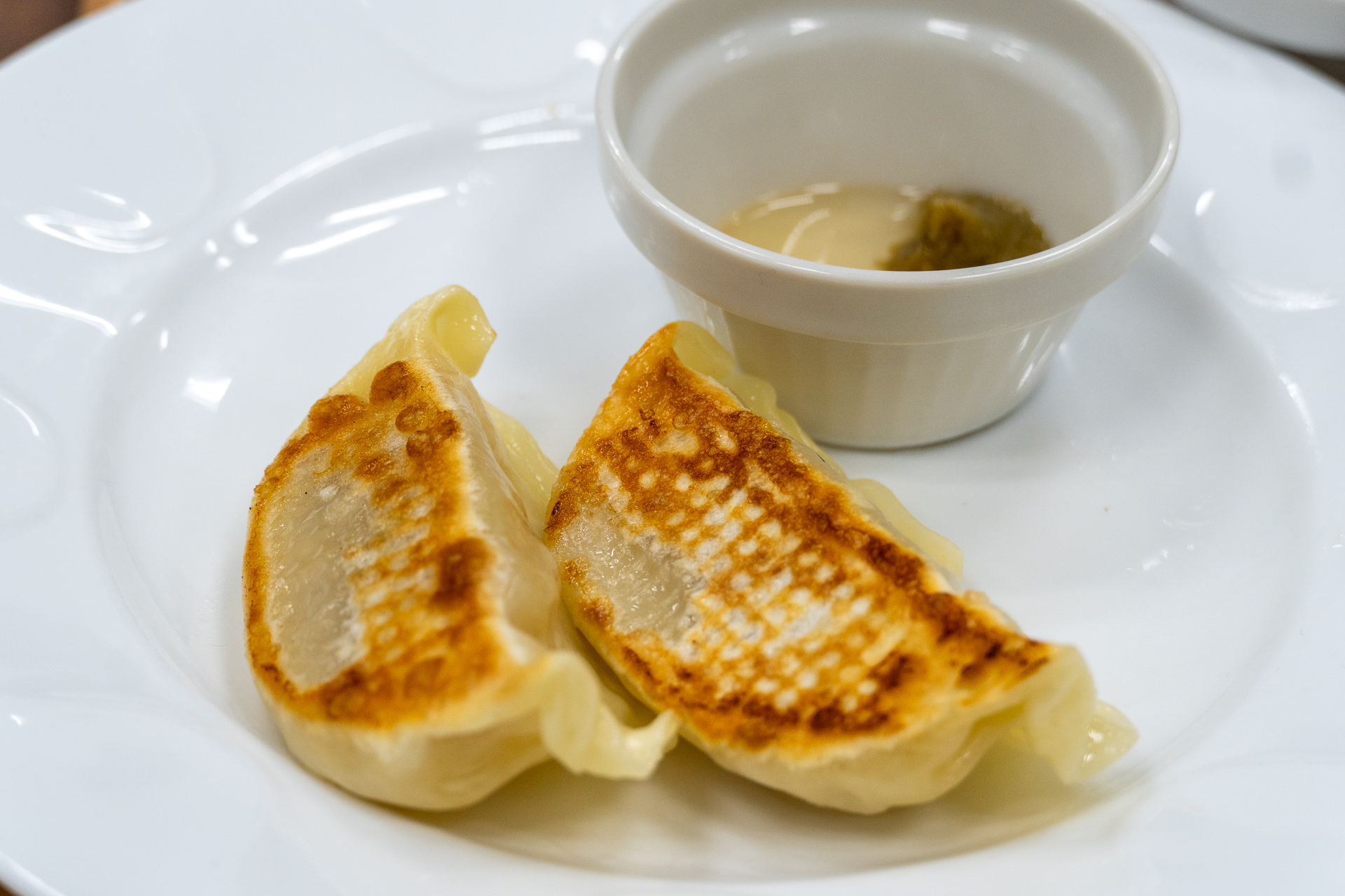 「焼き餃子（2個）～柚子胡椒＆胡麻油」（429円）
