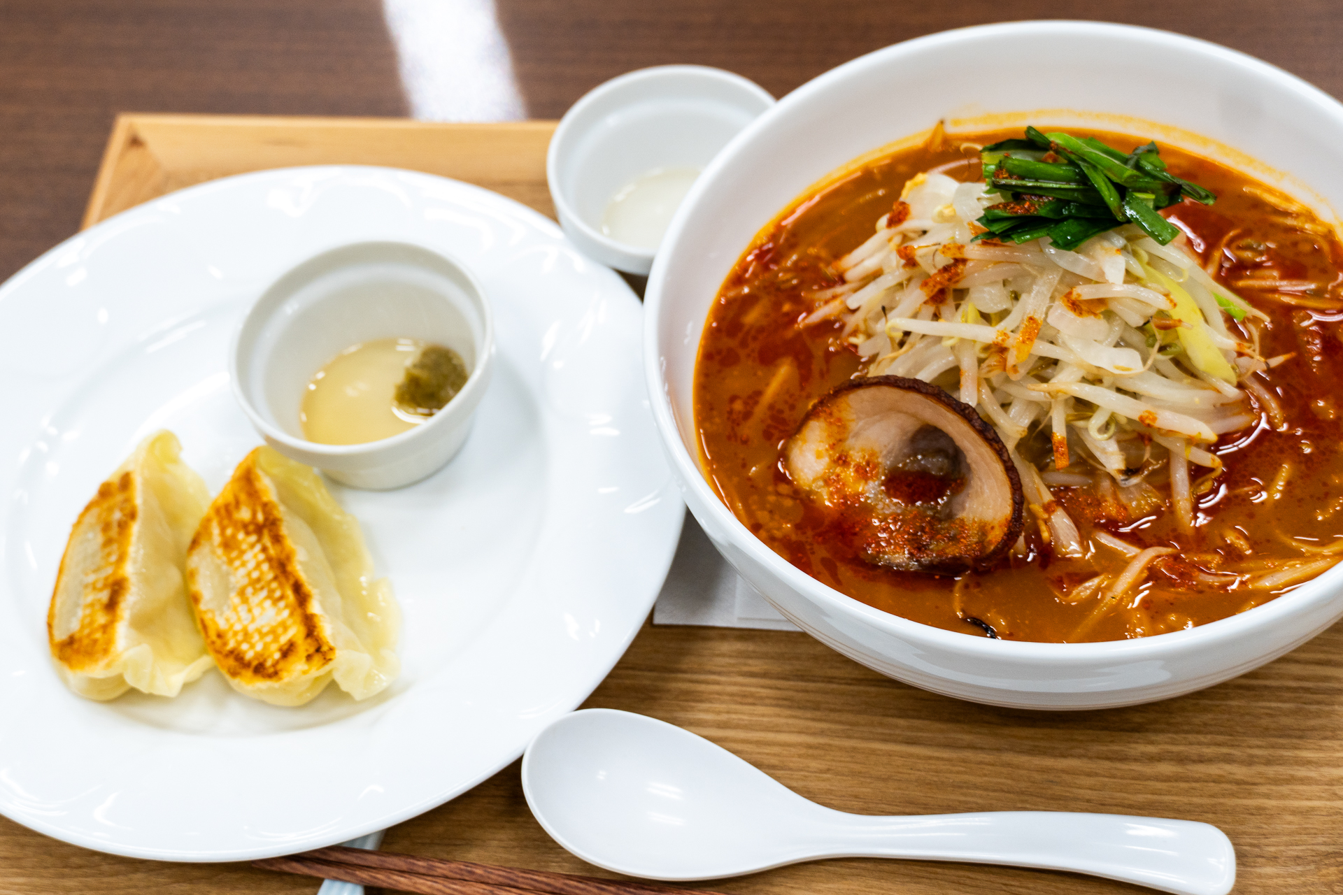 試食会で提供された「辛味噌らぁ麺」と「焼き餃子」