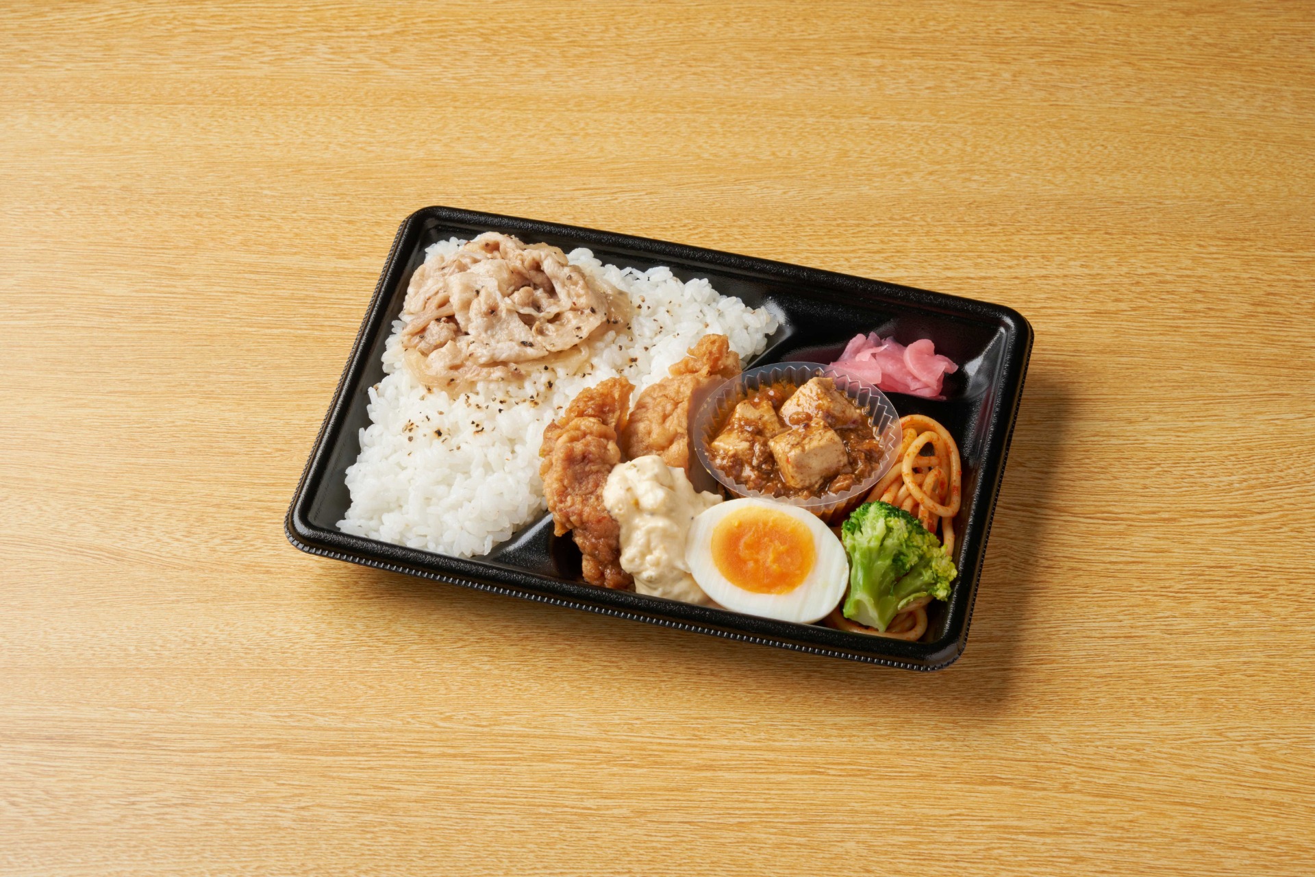 「いただきマッスル！南蛮・麻婆よくばりミックス弁当」（698円）