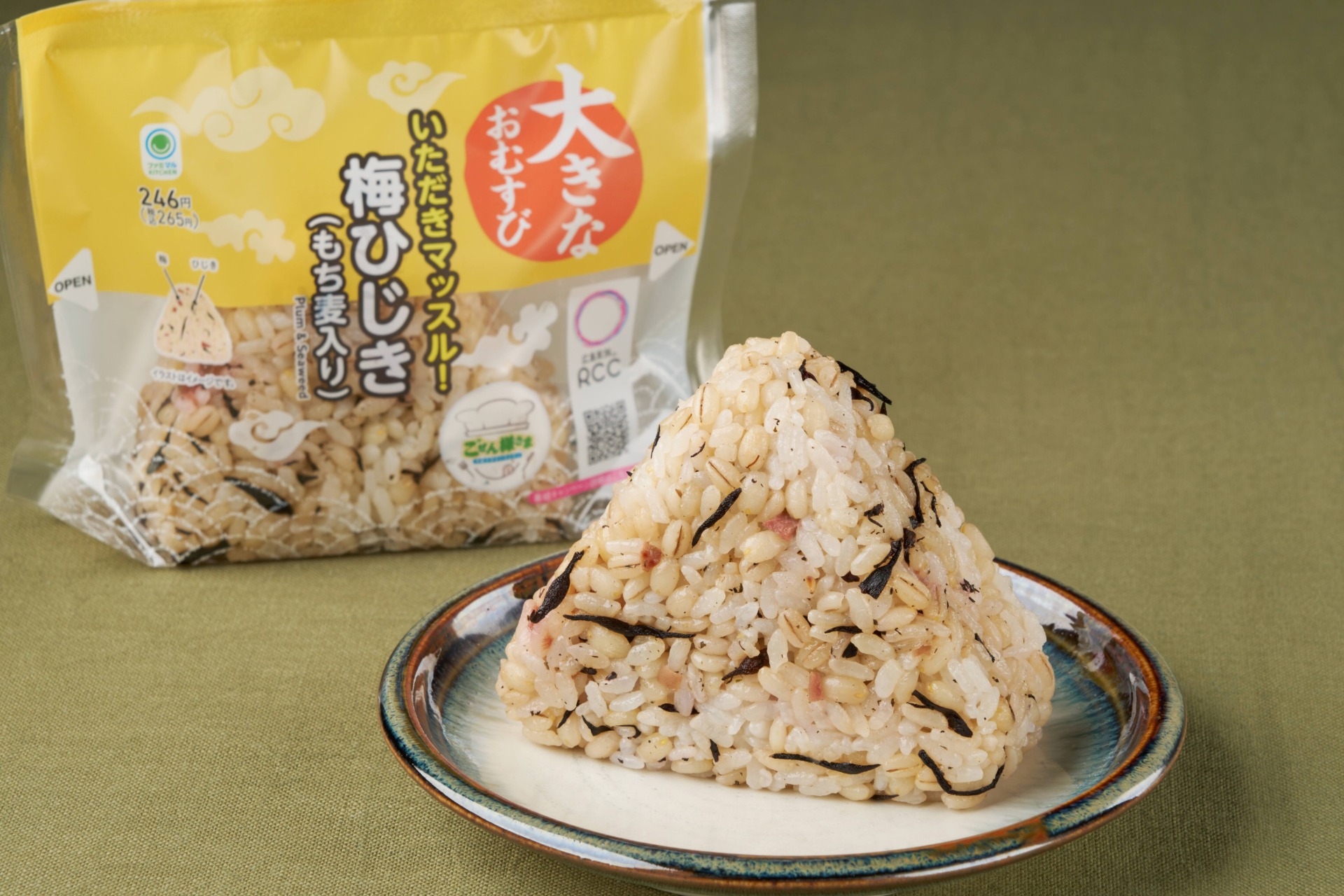「いただきマッスル！大きなおむすび 梅ひじき（もち麦入り）」（265円）
