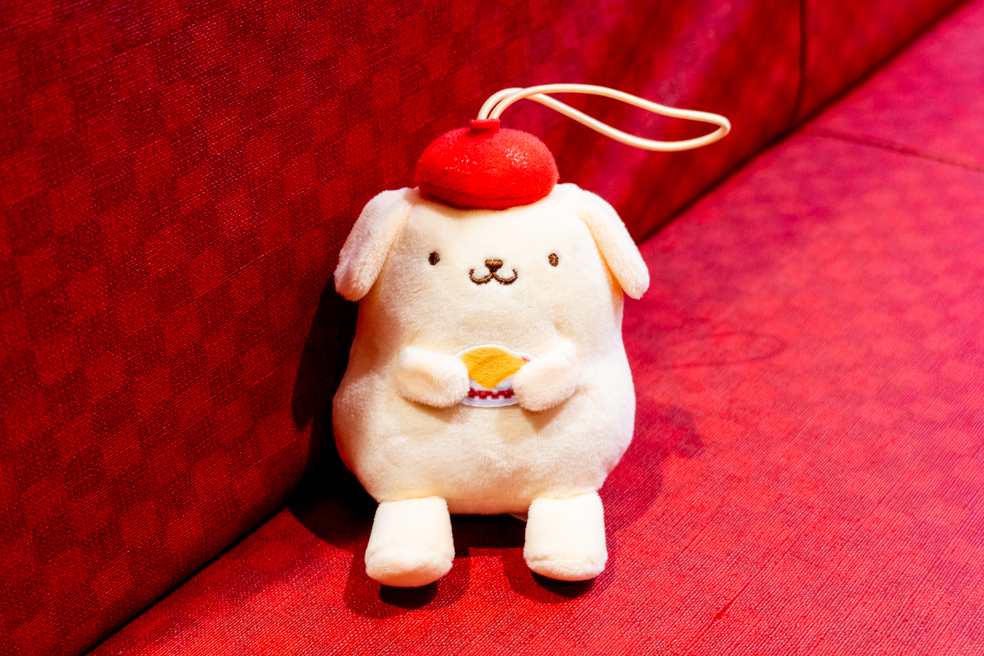 帽子をかぶったポムポムプリンのコラボマスコット