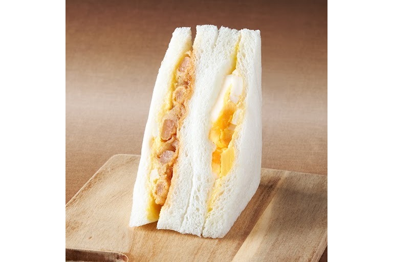 「海老フライとたまごのサンド」（348円）