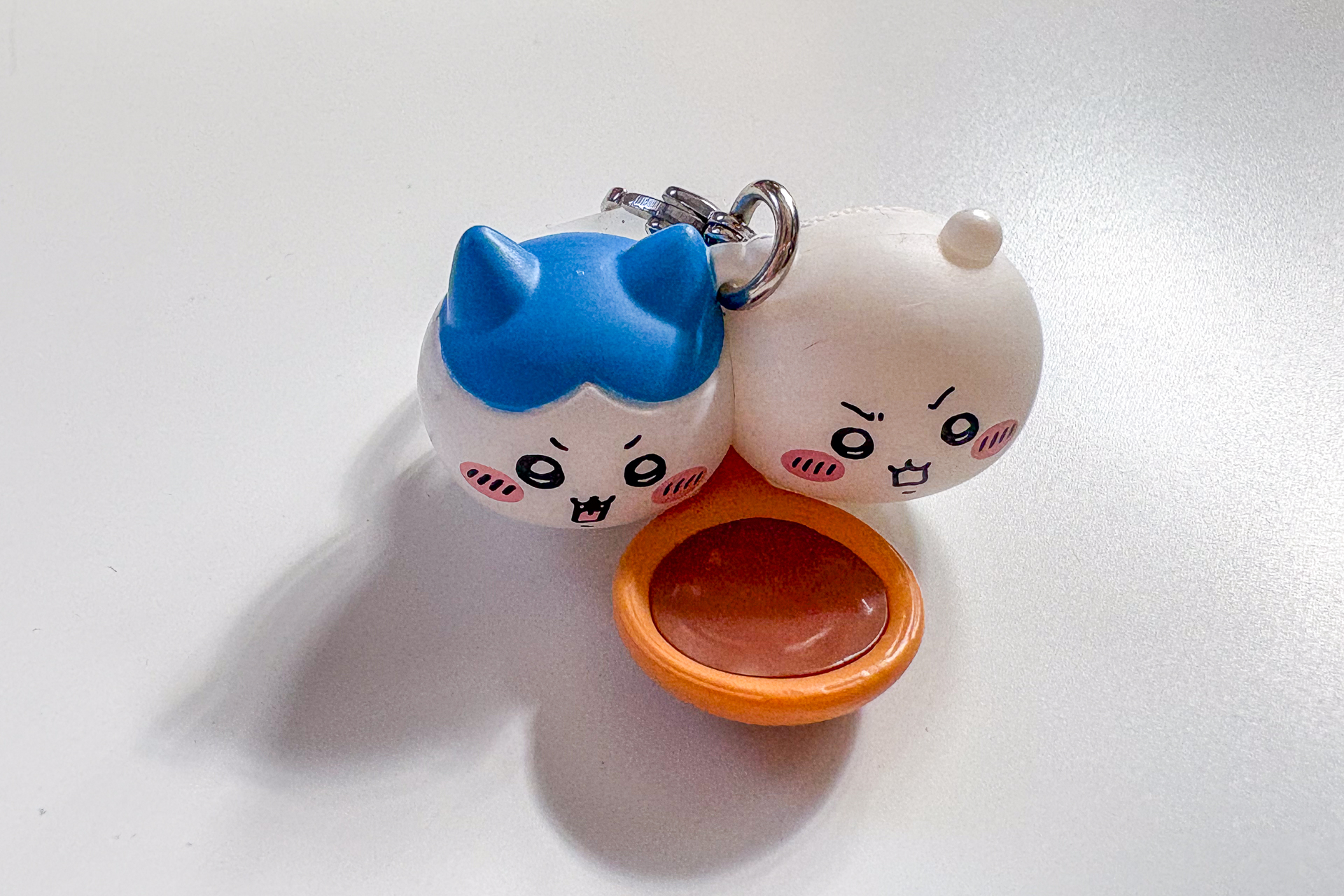 正面から見たちいかわ＆ハチワレ。スプーンにはカレーが盛られている