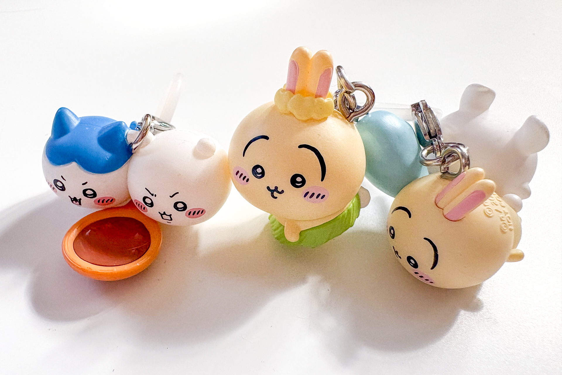 第1弾の特典「うさぎ」と第6弾のチャームを比較
