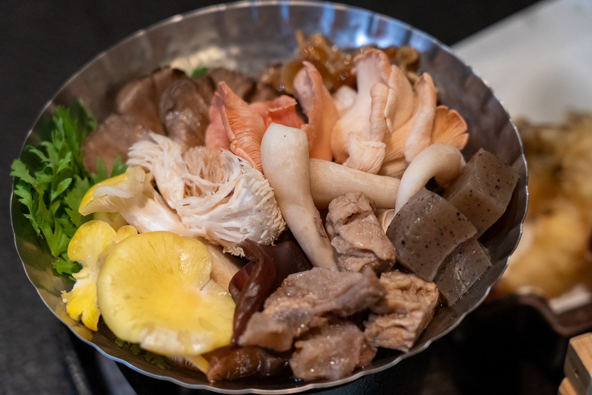 滋味深いきのこ風味を堪能できる季節限定の特別な小鍋