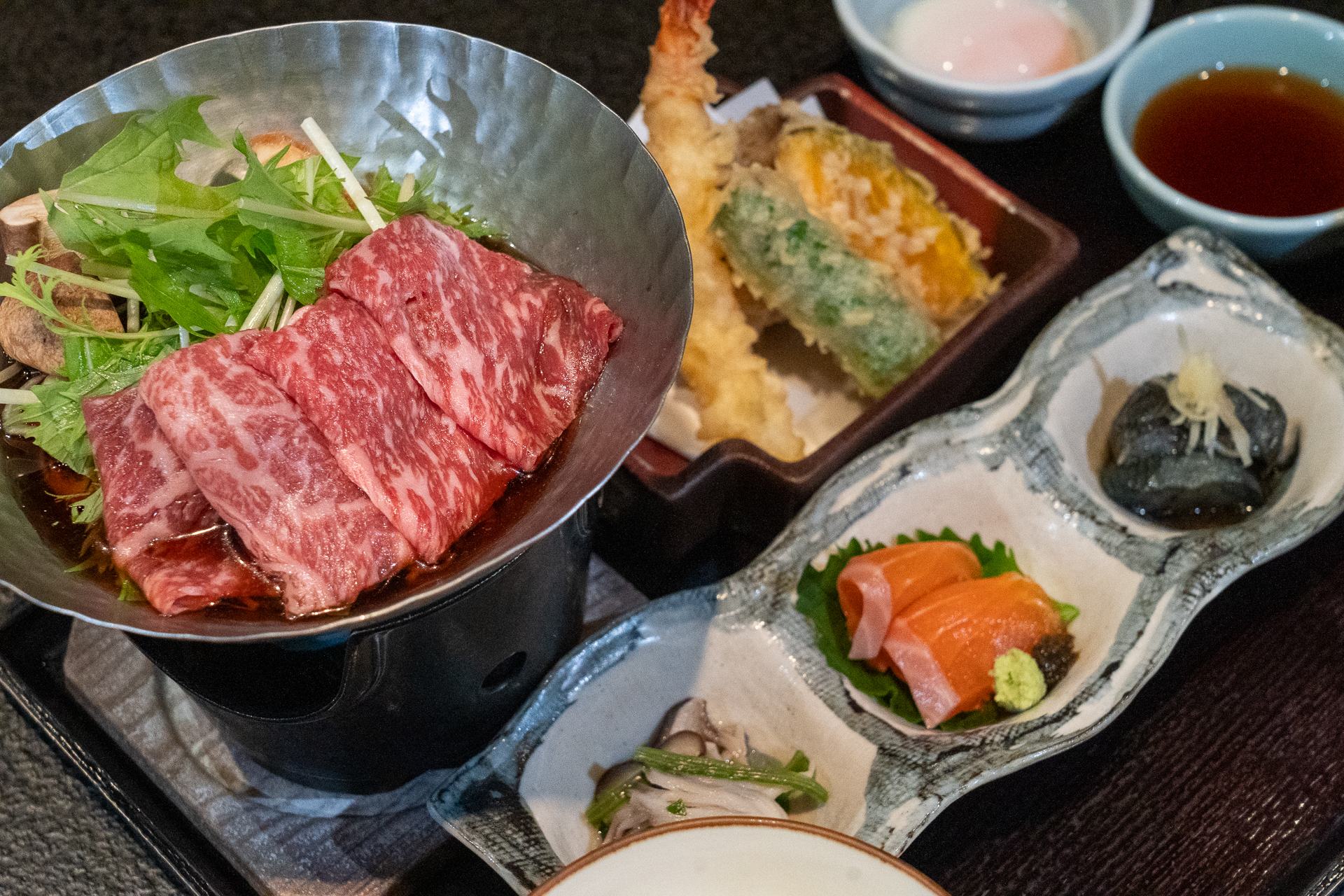 看板メニューの「信州彩り御膳」。すき焼き風の鍋は温泉卵にからめて