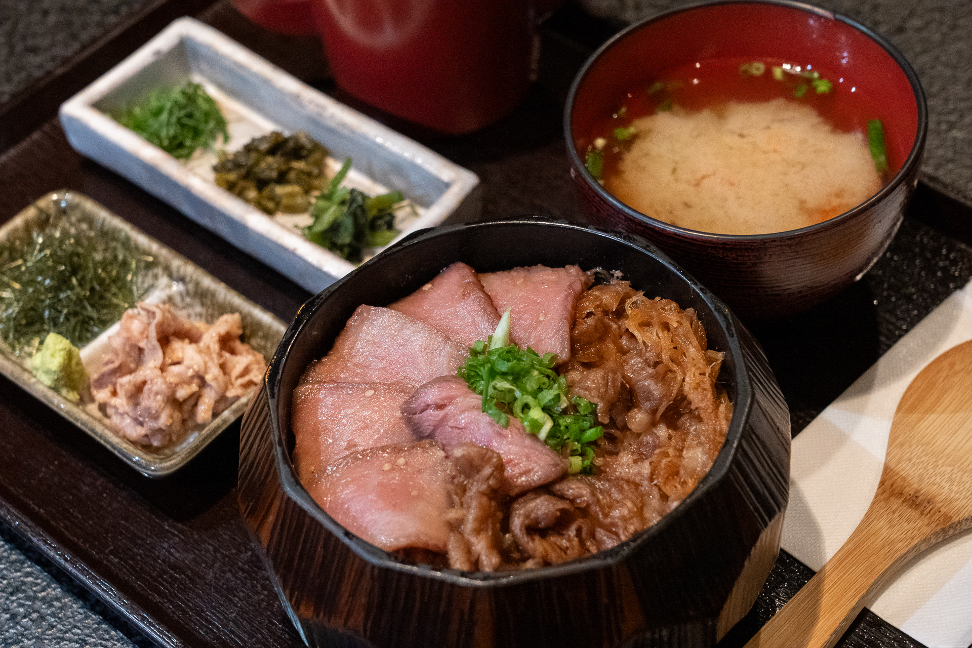 牛肉のしぐれ煮とたたきがのる「和牛のよくばりひつまぶし」