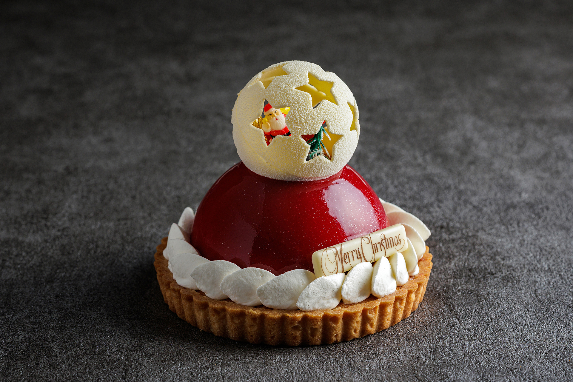 サンタの帽子をモチーフにした今年のスペシャリテ。バニラ香るアーモンドクリームのタルトにドーム状のバニラムースを重ね、中には甘酸っぱいチェリーのジュレを忍ばせた