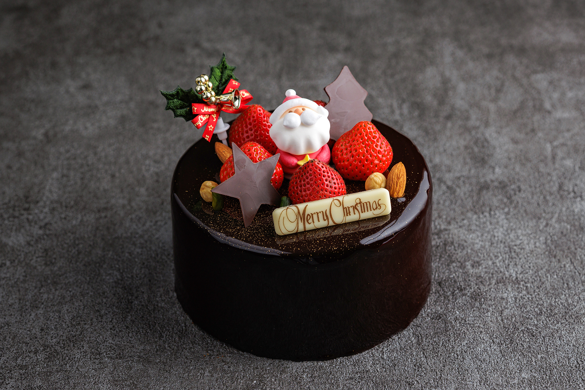 バニラが香る3層のチョコレートスポンジの間に、軽やかで口当たりのよいチョコレートクリームを挟んだ。お酒を使用せずに、苦みを抑えた優しい甘さに仕上げている