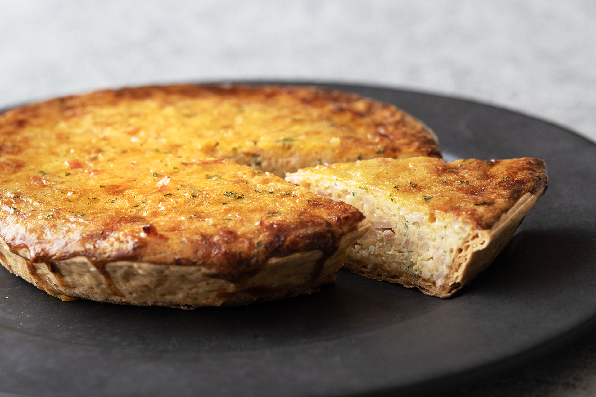 玉ねぎをソテーして甘味を引き出し、ベーコンとグリエールチーズ、卵を混ぜ合わせて焼き上げたタルト