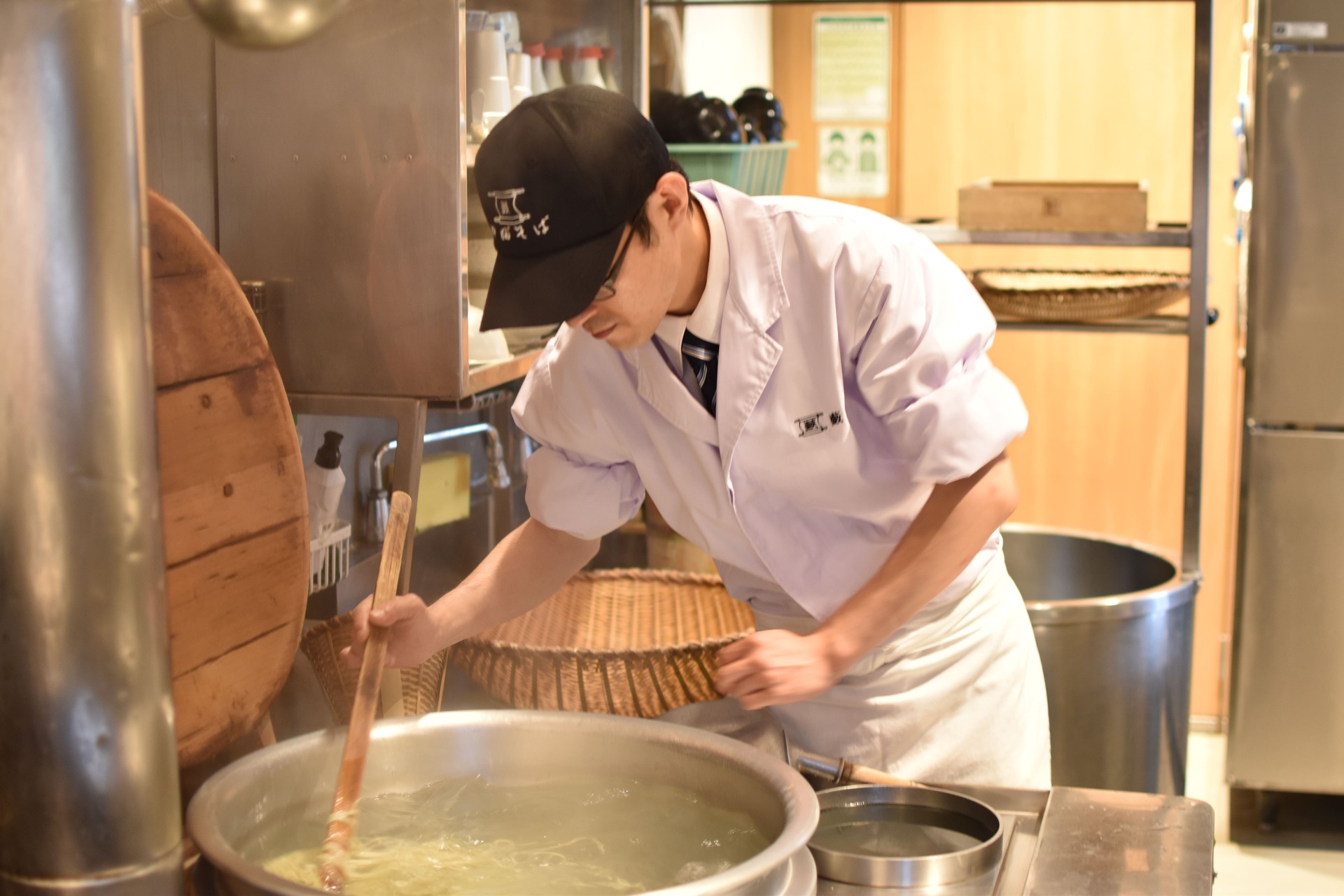 店内で職人が丁寧に茹でる