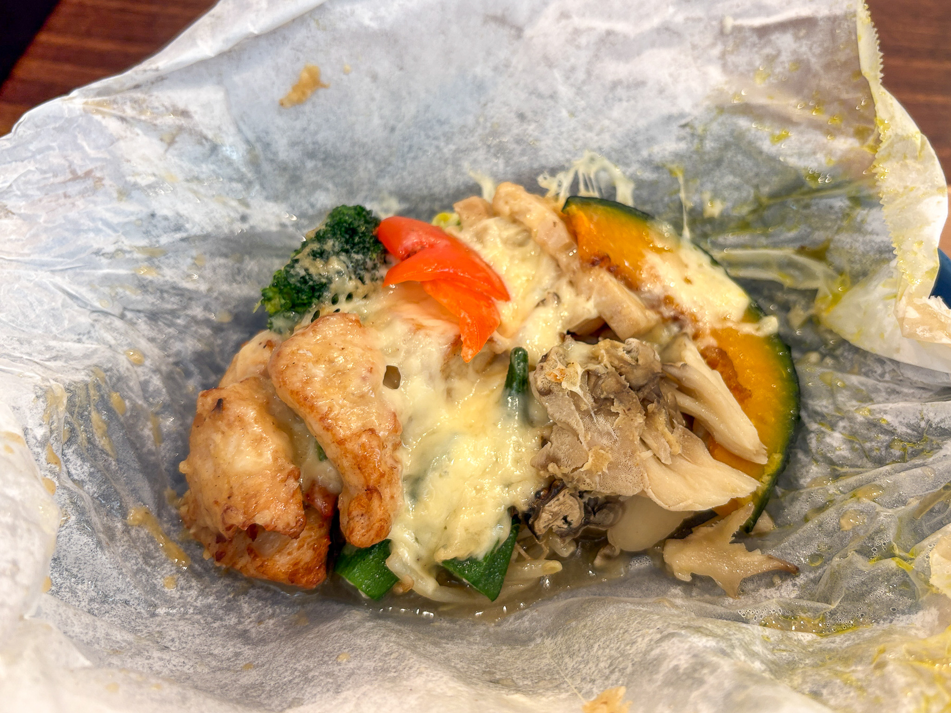 カリカリの鶏むね肉と野菜にチーズがとろーり