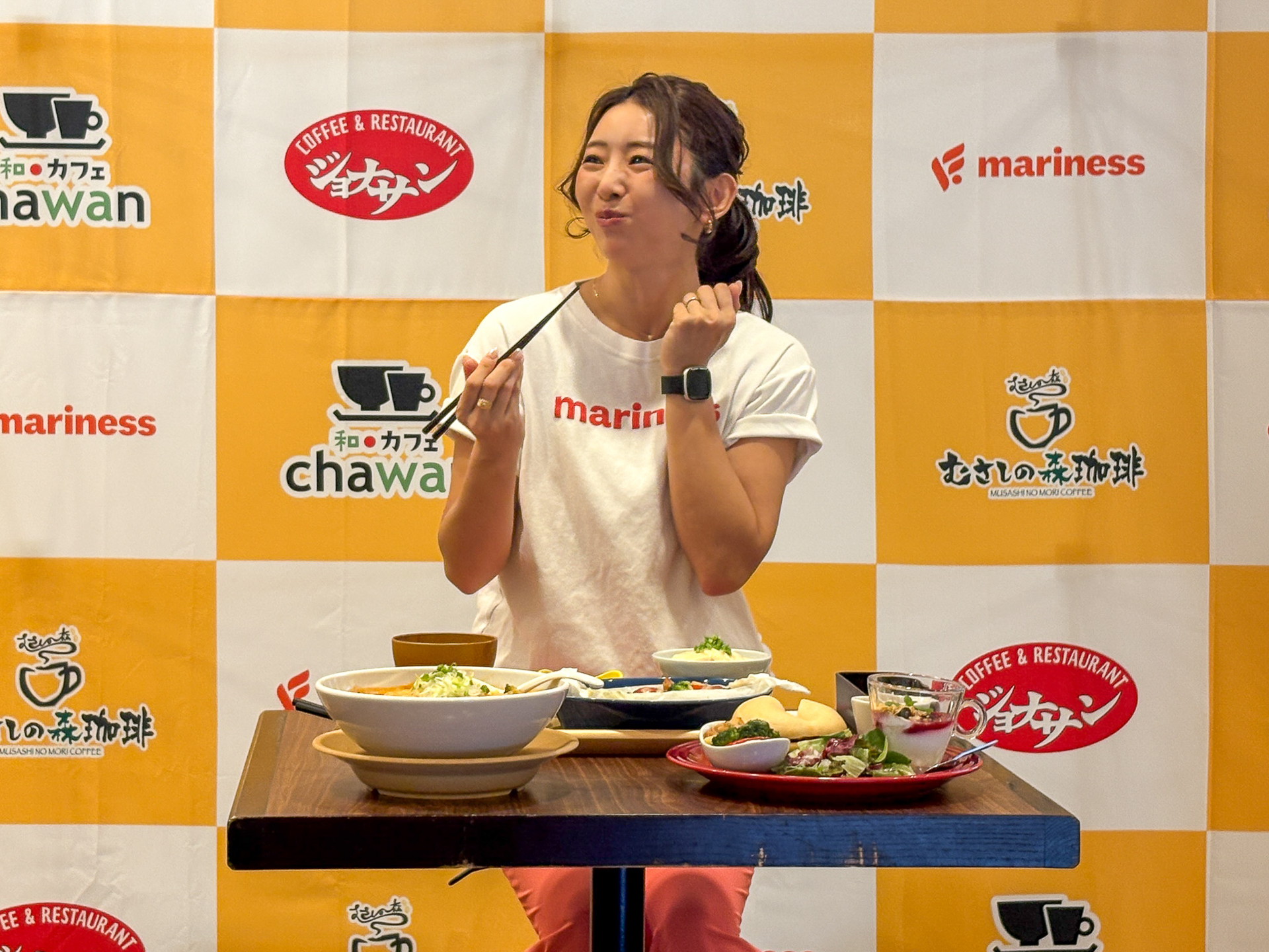 3品を試食する竹脇さん