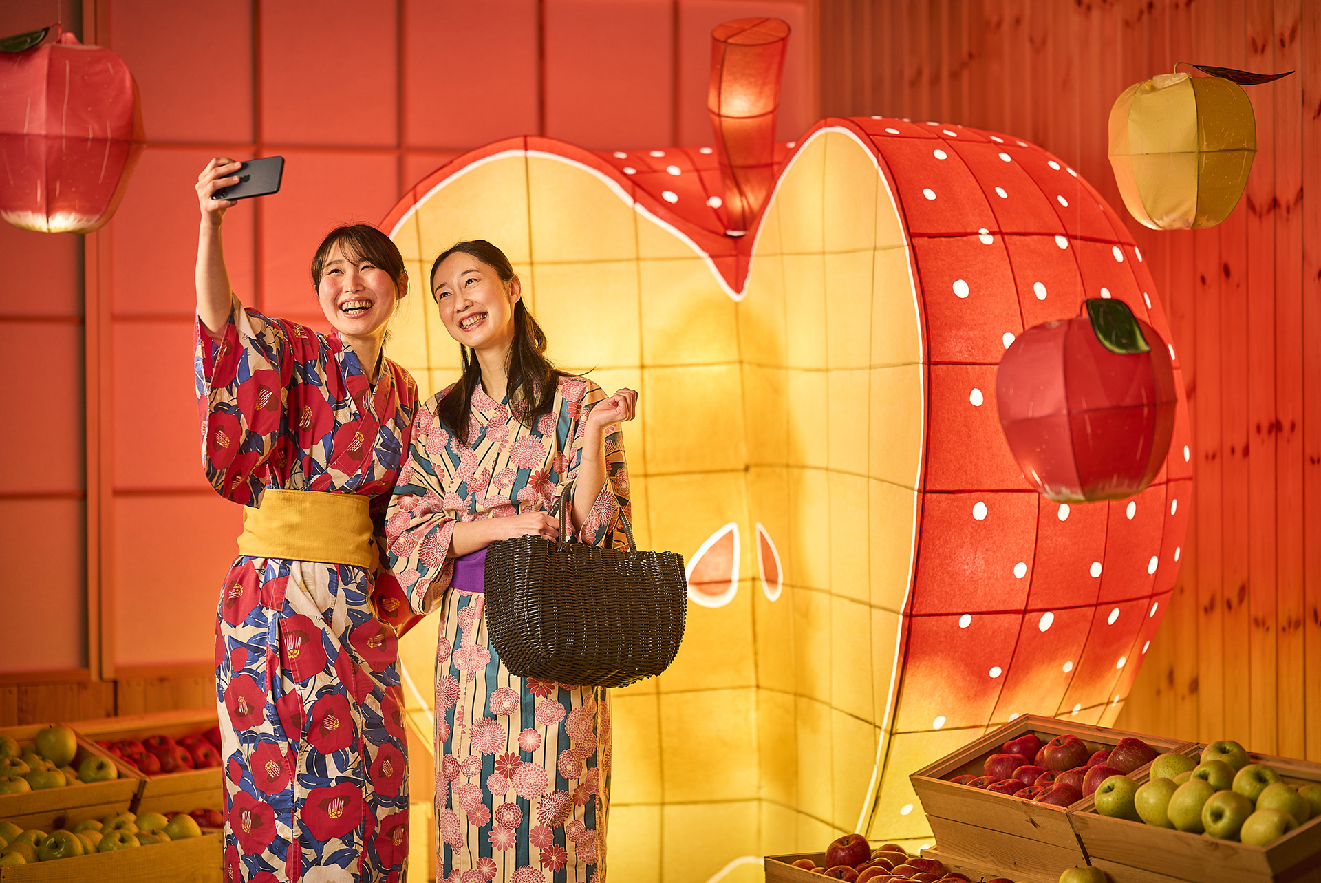 旅の思い出撮影におすすめの「でっただりんご灯篭」。“でっただ”は青森の方言で“大きな”という意味