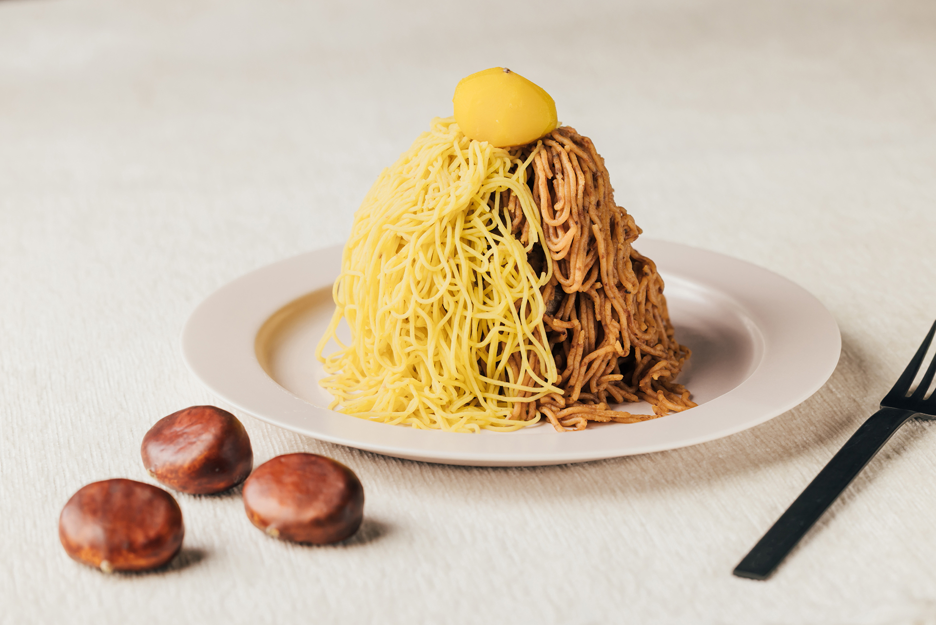 2種類の栗クリームを使用した「クリームたっぷりダブルマロンモンブラン」