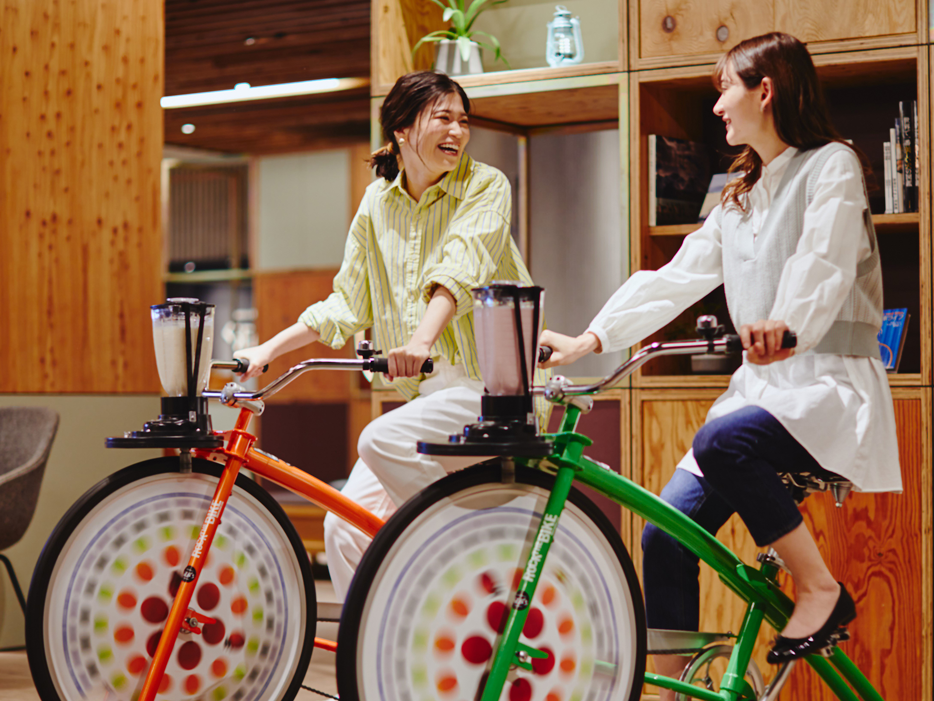 自転車を漕いでスムージーを作る「フェンダーブレンダー」