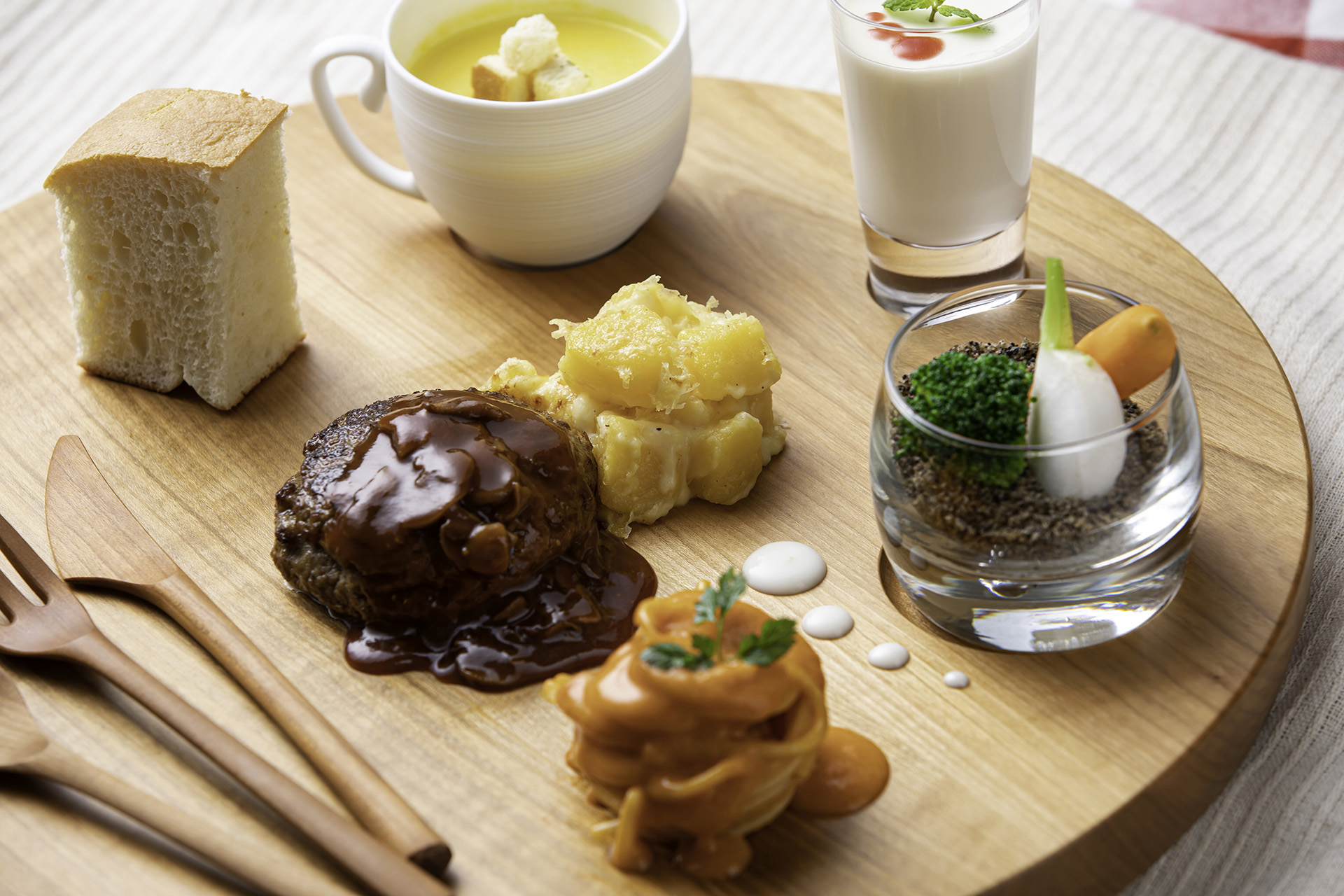 食事の際に幼児を預けられるキッズサービスを提供している