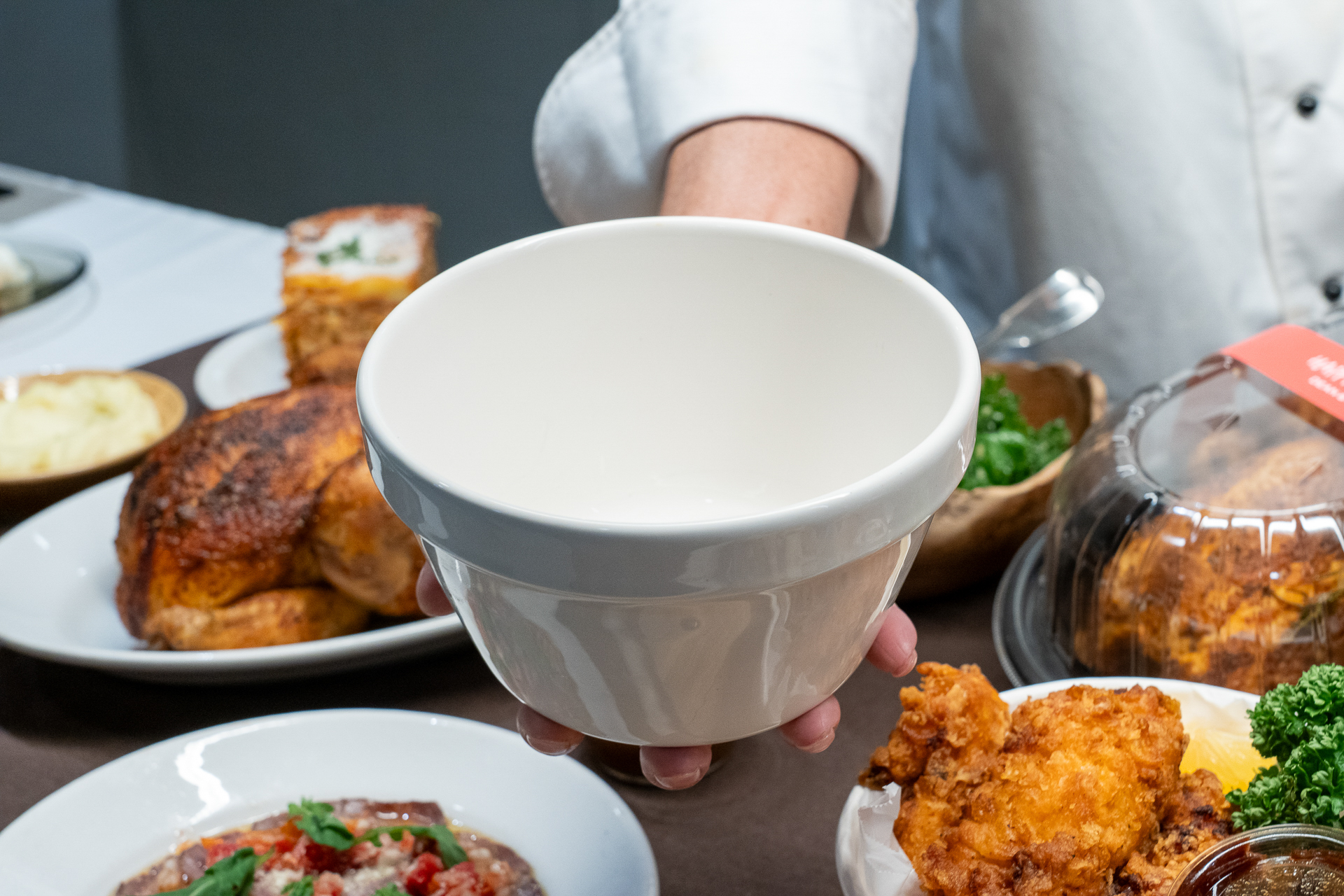 イギリスの伝統的な厚手の陶器「プディングベイシン」に詰めて焼き上げられており、食べたあとは家庭で再利用できるのもGood