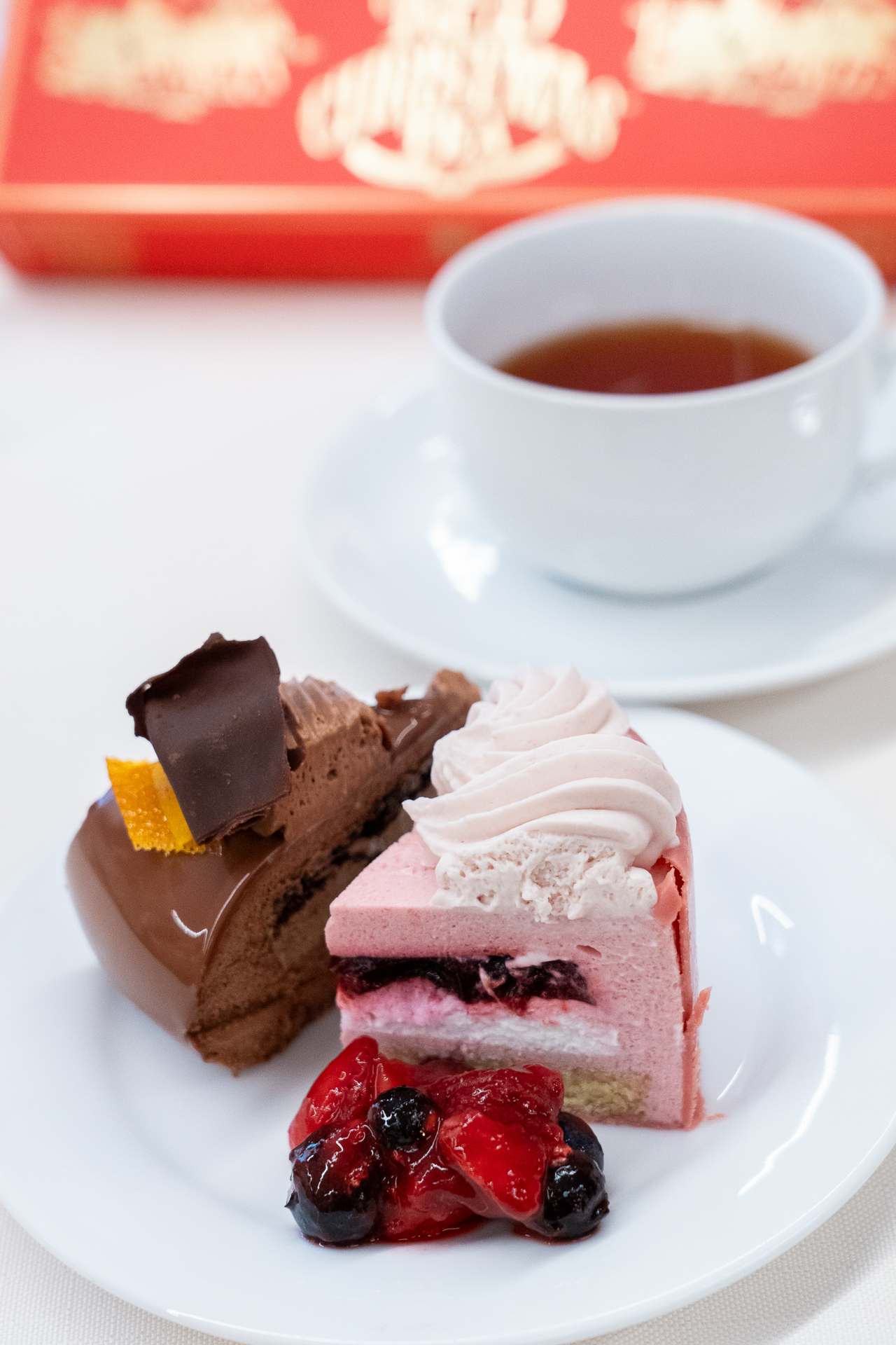 2つのケーキを試食