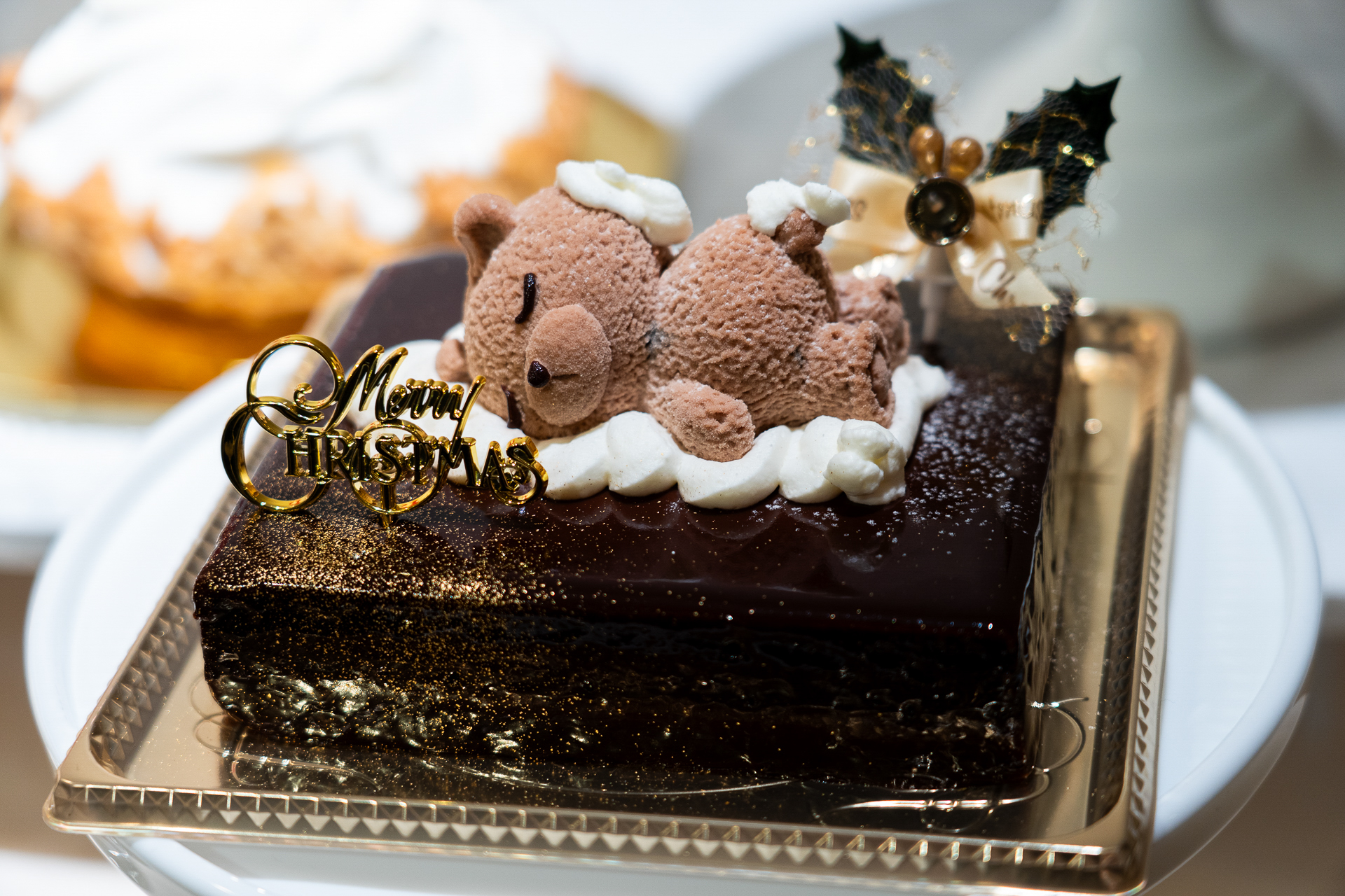 上野桜木「Think（シンク）」の「クリスマスショコラ」（6000円）。ちょこんと乗った愛らしいクマのモチーフが目を引く