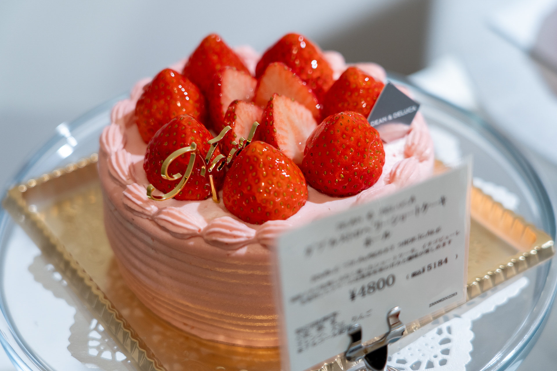 新作「ダブルストロベリーショートケーキ」（5184円）。ピンクと赤の見た目がキュート