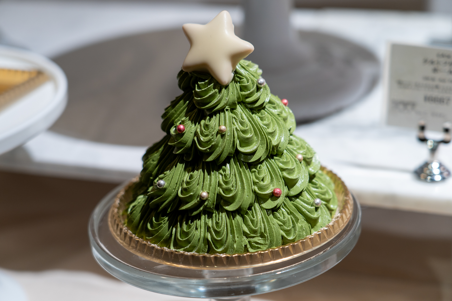 今年からピスタチオ味のバタークリームに変更され、よりコク深い味わいになった「クリスマスツリー」（4536円）