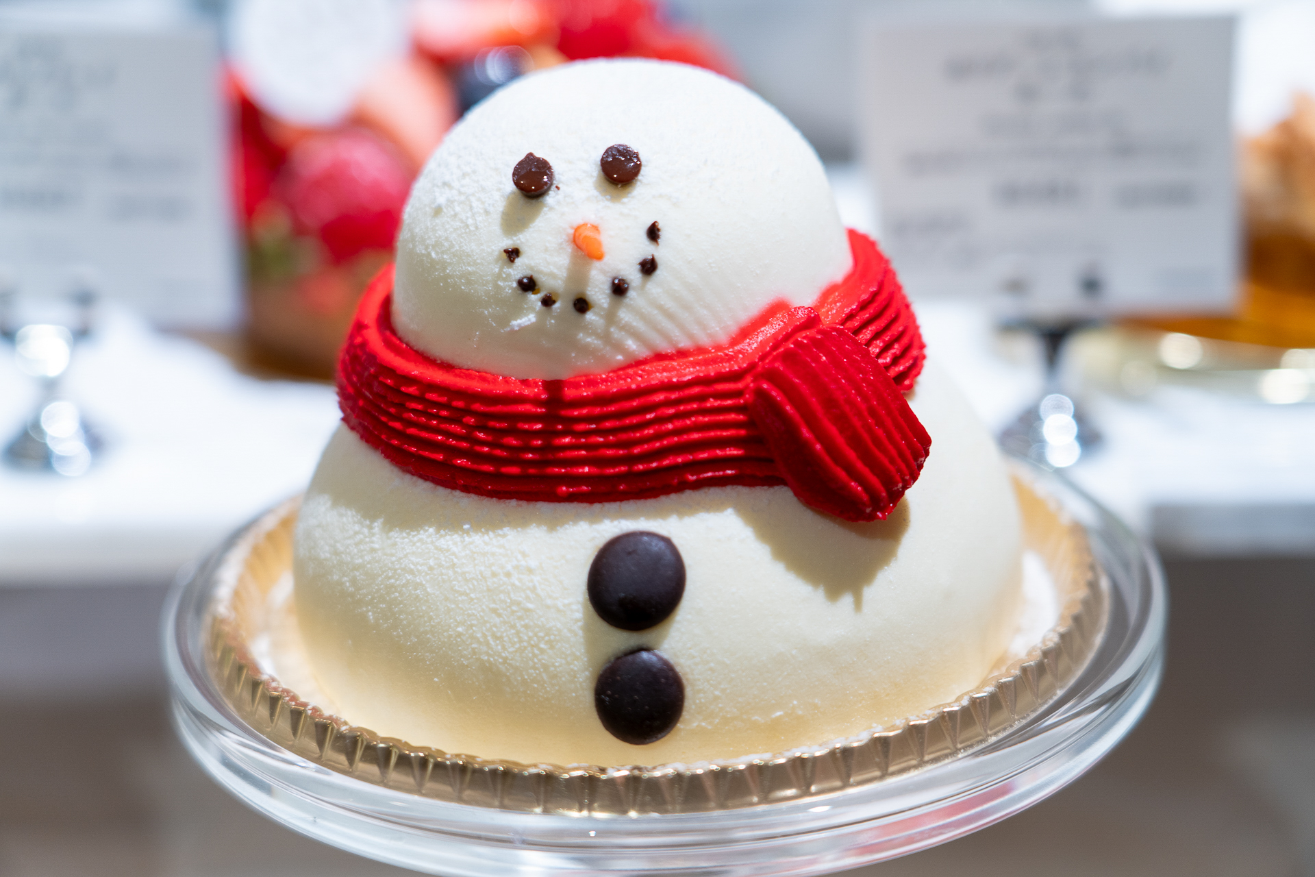 ホワイトチョコベースのなかにラズベリームースを忍ばせた、長年のロングセラー「スノーマン」（4536円）