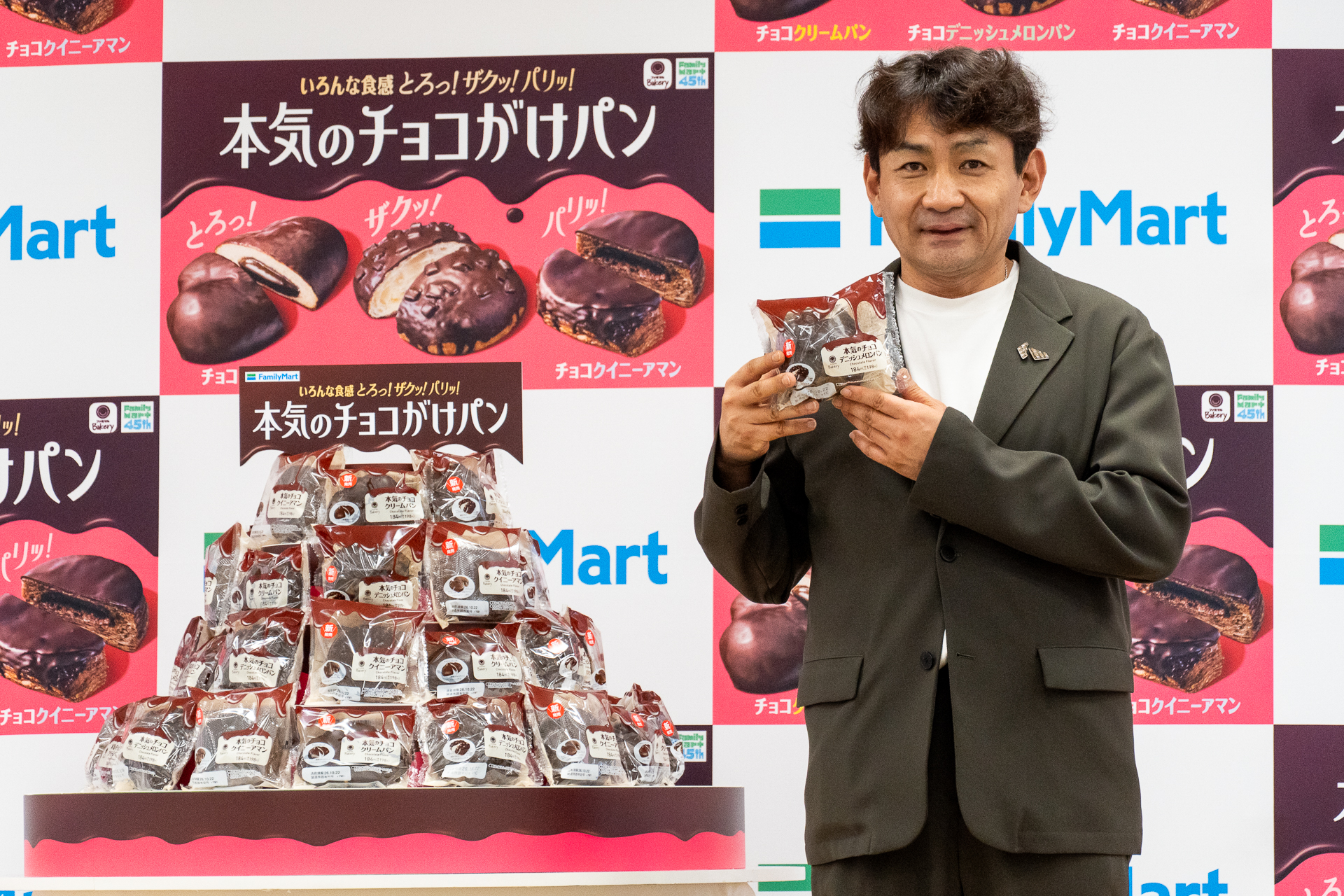 「本気のチョコがけパン」を手にする鈴木氏