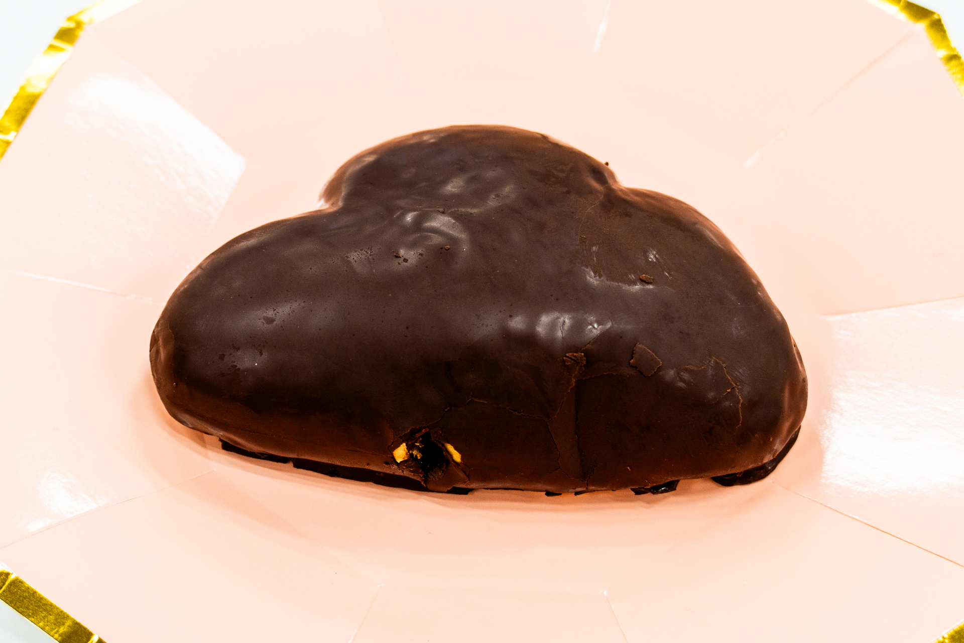 グローブ型のような「本気のチョコクリームパン」（198円）