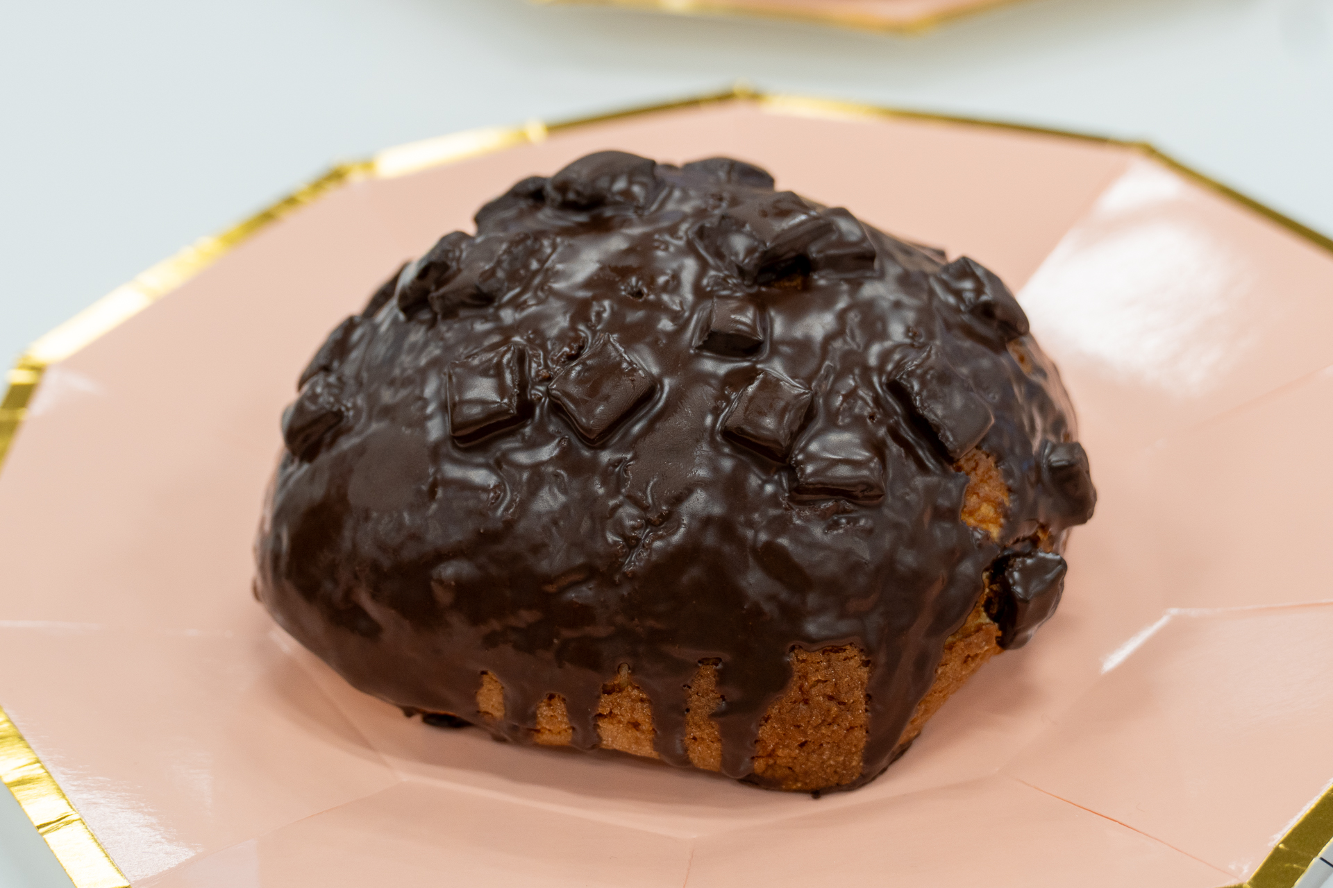 ごろごろとチョコがのった「本気のチョコデニッシュメロンパン」（198円）