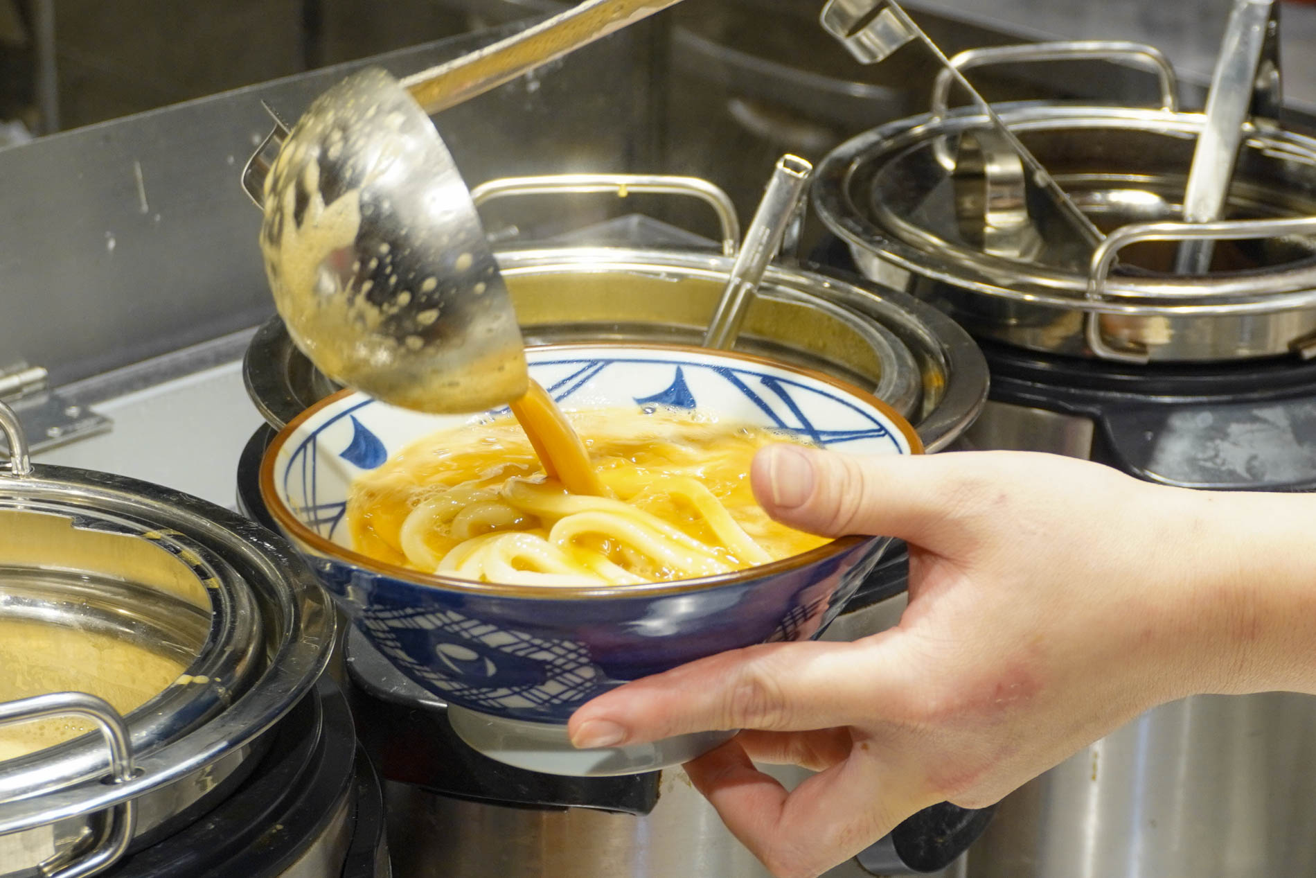 釜抜き麺に八丁味噌と白味噌に鶏白湯の旨みをきかせた濃厚味噌だしを合わせる