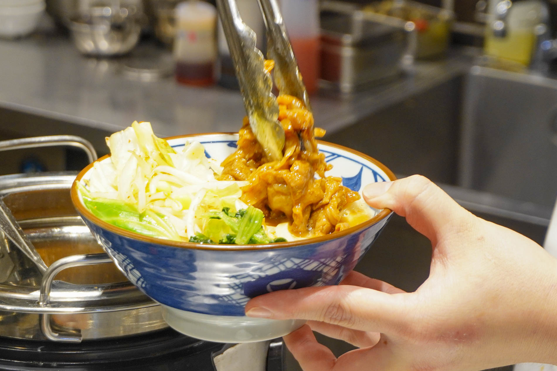 甘辛味の豚肉をたっぷり