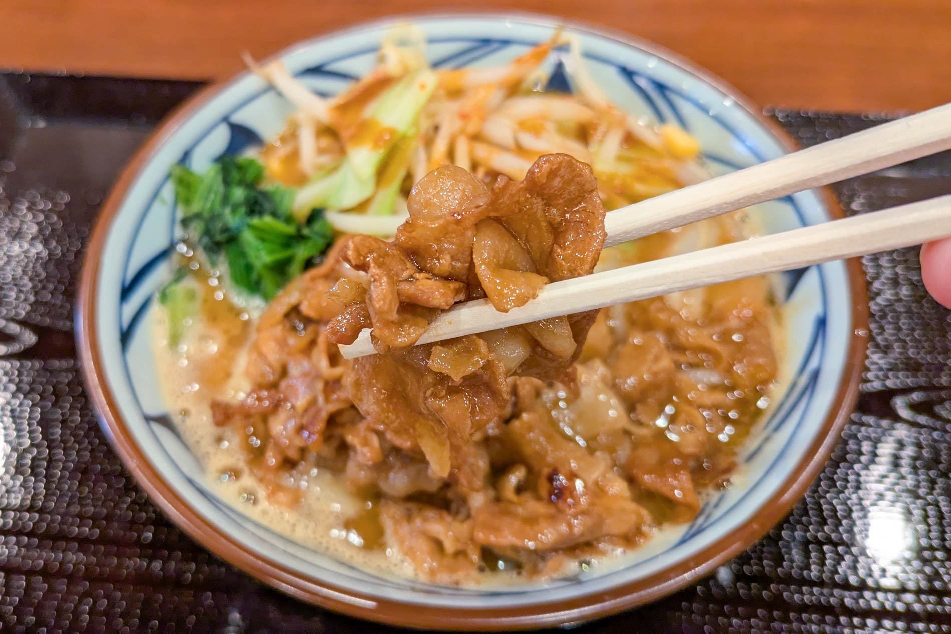 醤油だれが絡んだ肉厚な豚肉