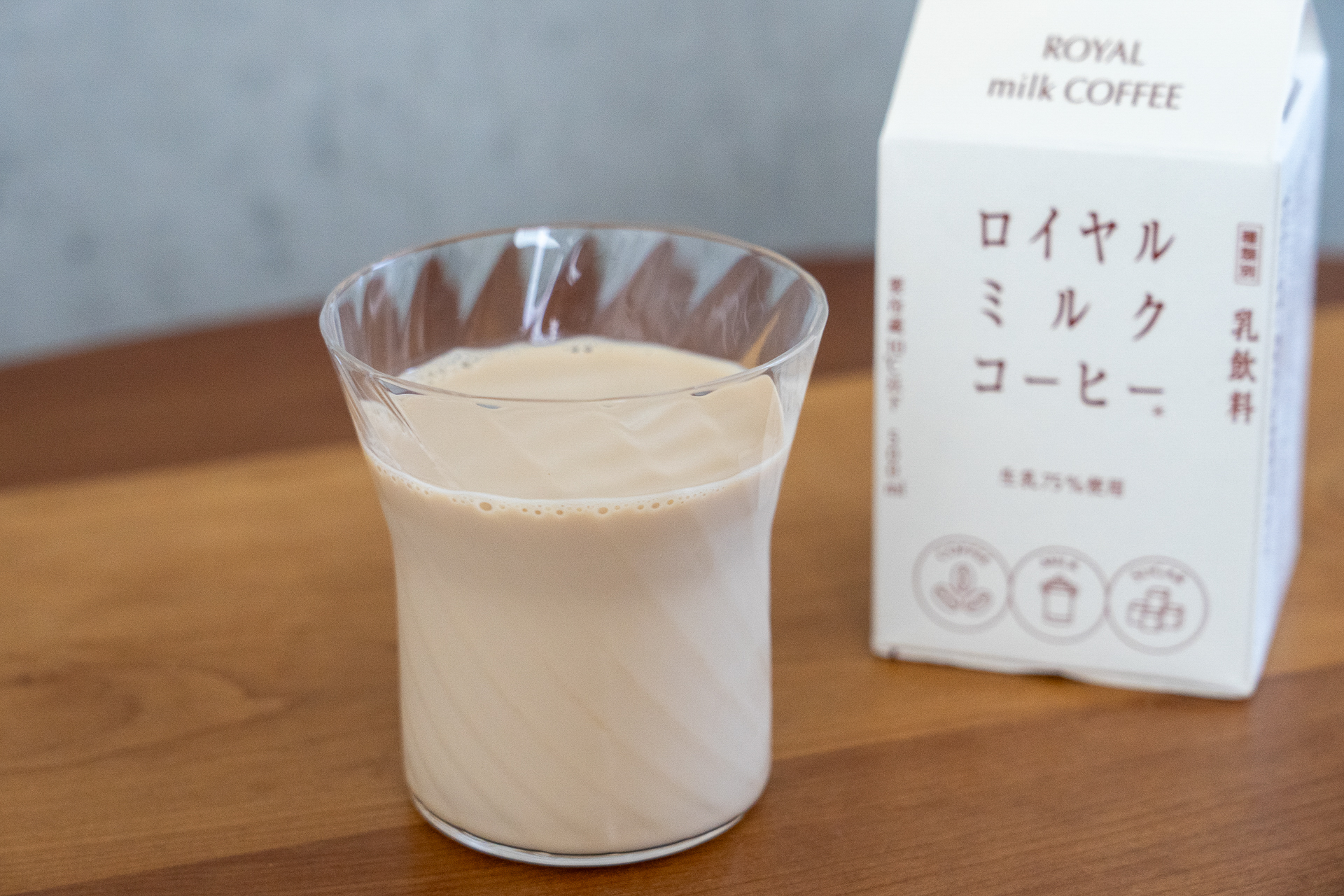 グラスに注ぐと、やさしいベージュ色